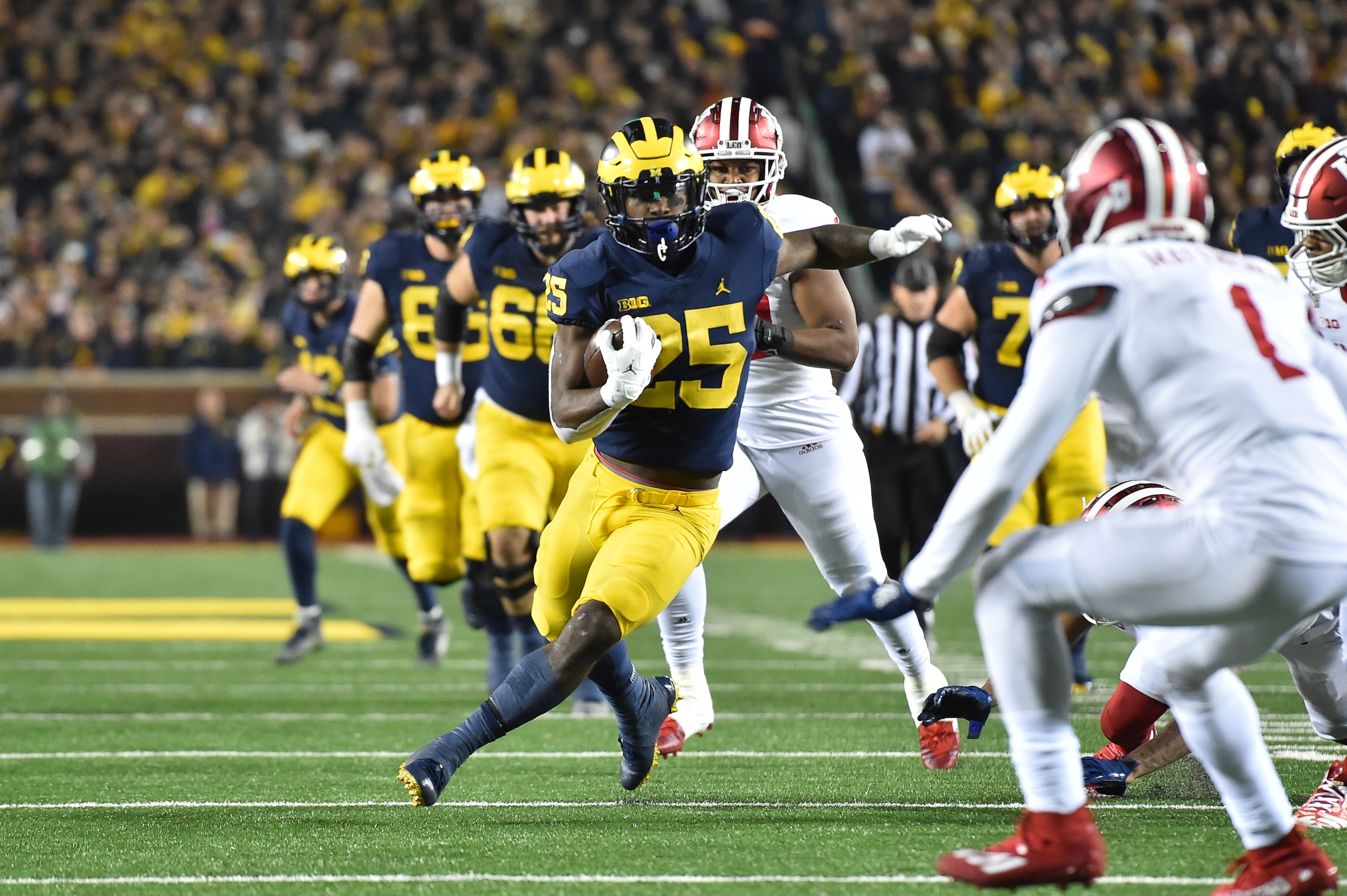 ANN ARBOR, MI - NOVEMBER 06: Michigan Wolverines running back Hassan Haskins (25) makes a cut on a good run during the Michigan Wolverines vs Indiana Hoosiers game on Saturday November 6, 2021 at Michigan Stadium in Ann Arbor, MI. (Photo by Steven King/Icon Sportswire via Getty Images)