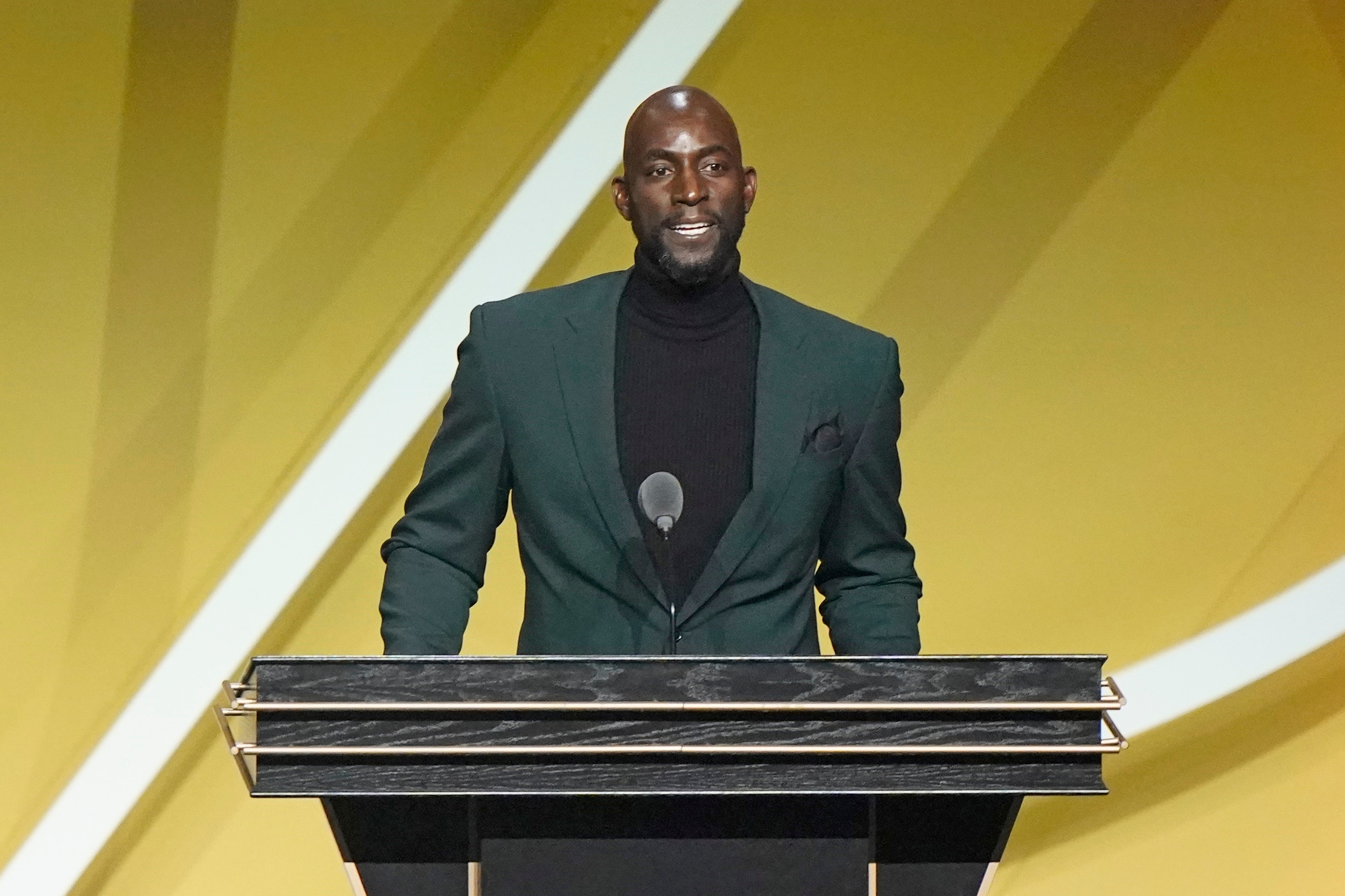 Kevin Garnett speaks as he is enshrined in the 2020 class of the Basketball Hall of Fame, Saturday, May 15, 2021, in Uncasville, Conn. (AP Photo/Kathy Willens)