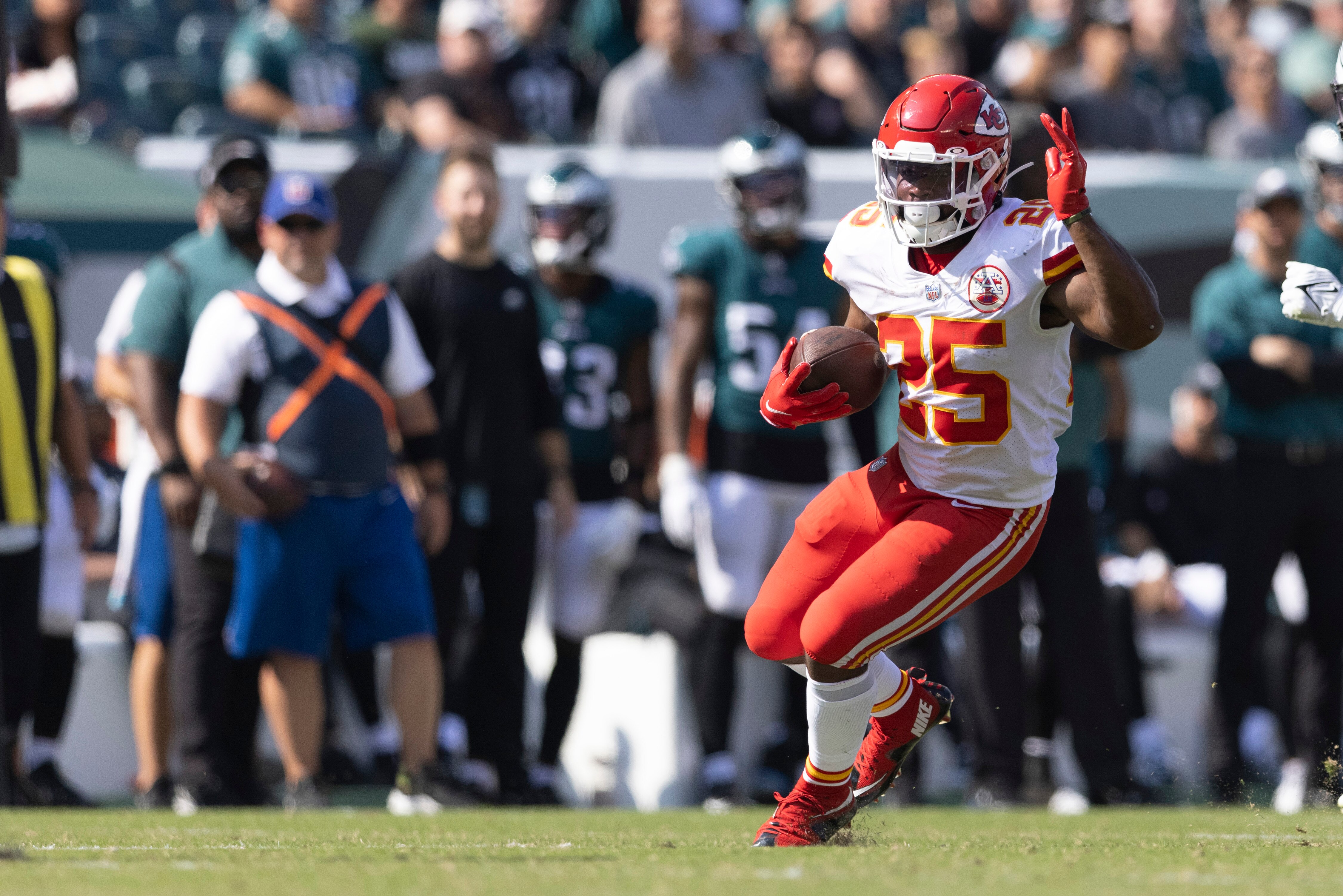 PHILADELPHIA, PA - OCTOBER 03: Clyde Edwards-Helaire #25 of the Kansas City Chiefs runs the ball against the Philadelphia Eagles at Lincoln Financial Field on October 3, 2021 in Philadelphia, Pennsylvania. (Photo by Mitchell Leff/Getty Images)