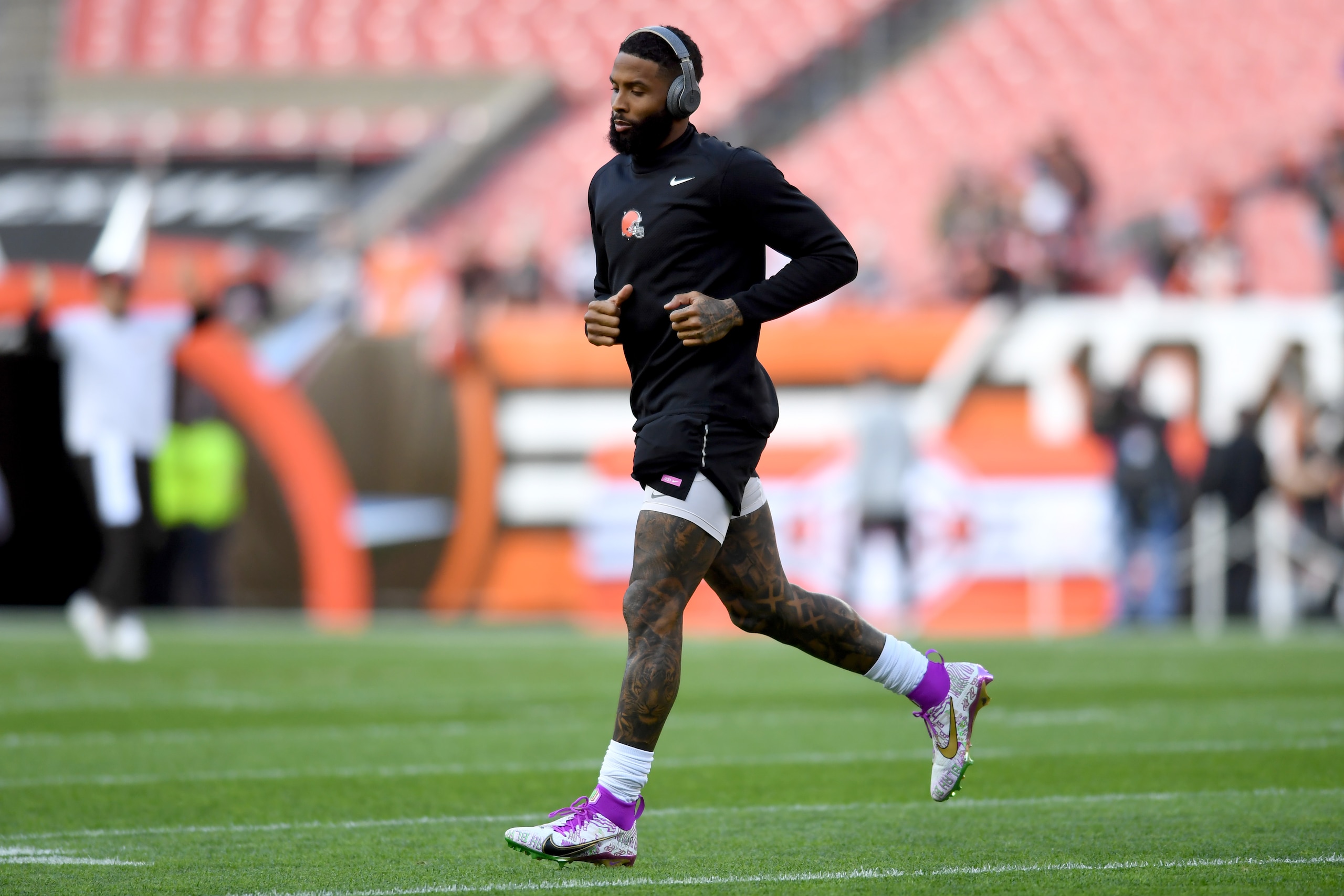 CLEVELAND, OHIO - OCTOBER 31: Odell Beckham Jr. #13 of the Cleveland Browns warms up before a game against the Pittsburgh Steelers at FirstEnergy Stadium on October 31, 2021 in Cleveland, Ohio. (Photo by Nick Cammett/Getty Images)