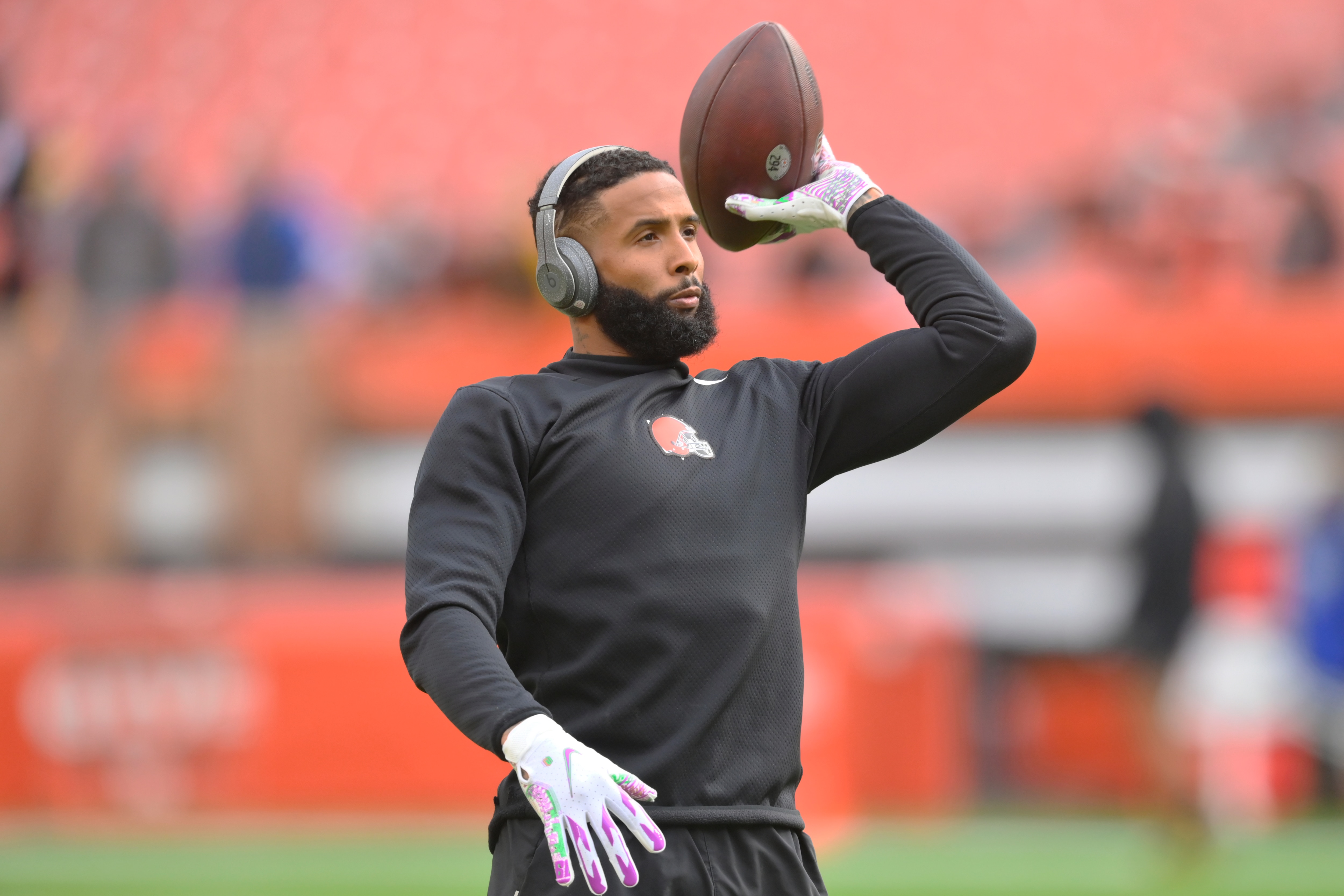 Cleveland Browns wide receiver Odell Beckham Jr. warms-up before an NFL football game against the Pittsburgh Steelers, Sunday, Oct. 31, 2021, in Cleveland. (AP Photo/David Richard)
