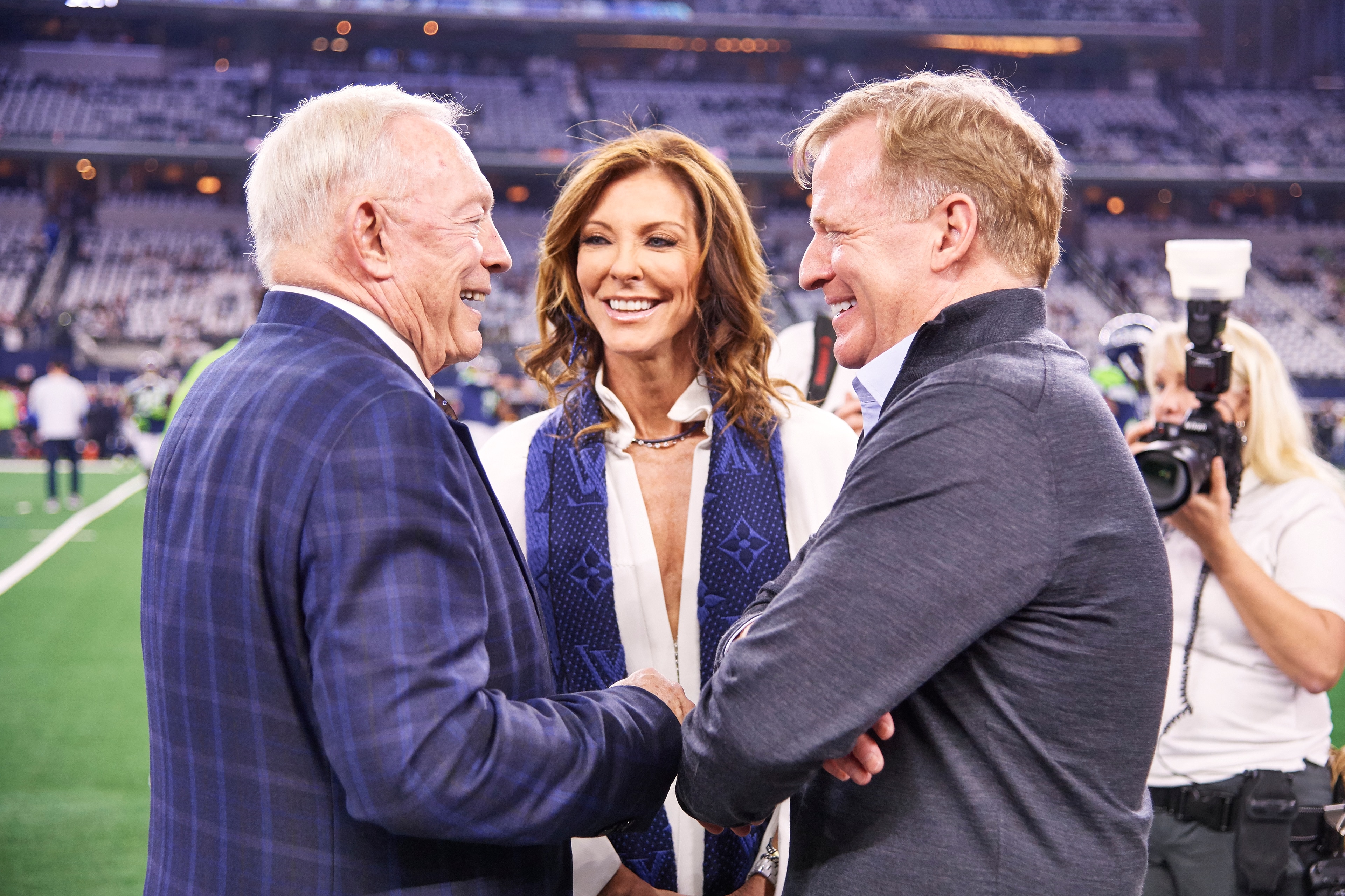Football: NFC Playoffs: Closeup of Dallas Cowboys executive vice president Charlotte Jones-Anderson with father and Cowboys owner Jerry Jones (L) and NFL commissioner Roger Goodell on field before game vs Seattle Seahawks at AT&T Stadium.
Arlington, TX 1/5/2019
CREDIT: Greg Nelson (Photo by Greg Nelson /Sports Illustrated via Getty Images)
(Set Number: X162403 TK1 )