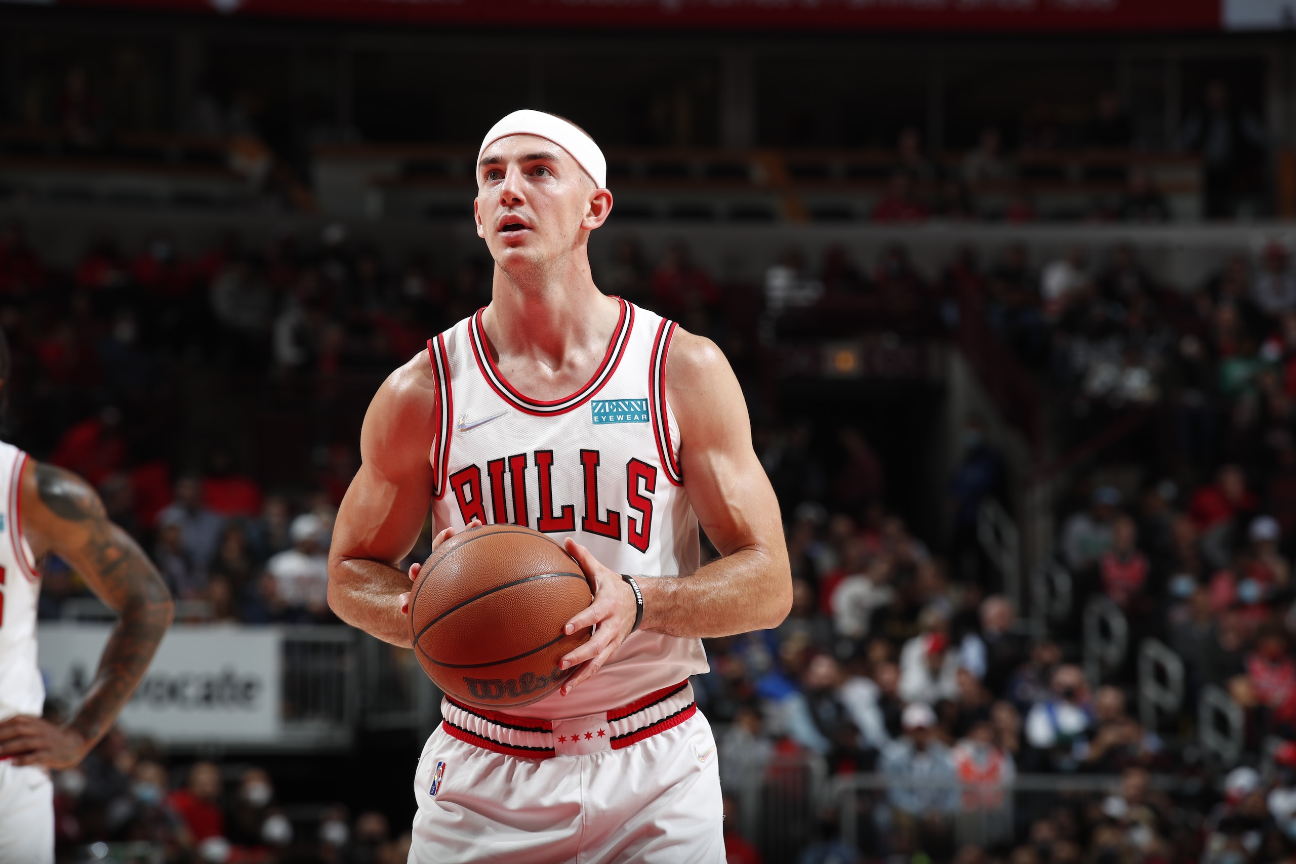 CHICAGO, IL - NOVEMBER 8: Alex Caruso #6 of the Chicago Bulls shoots a free throw during the game against the Brooklyn Nets on November 8, 2021 at United Center in Chicago, Illinois. NOTE TO USER: User expressly acknowledges and agrees that, by downloading and or using this photograph, User is consenting to the terms and conditions of the Getty Images License Agreement. Mandatory Copyright Notice: Copyright 2021 NBAE (Photo by Jeff Haynes/NBAE via Getty Images)