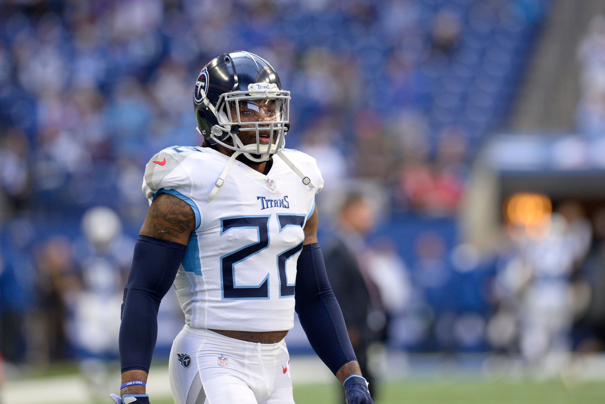 INDIANAPOLIS, IN - OCTOBER 31: Tennessee Titans Running Back Derrick Henry (22) warms up before the start of the NFL football game between the Tennessee Titans and the Indianapolis Colts on October 31, 2021, at Lucas Oil Stadium in Indianapolis, Indiana. (Photo by Michael Allio/Icon Sportswire via Getty Images)
