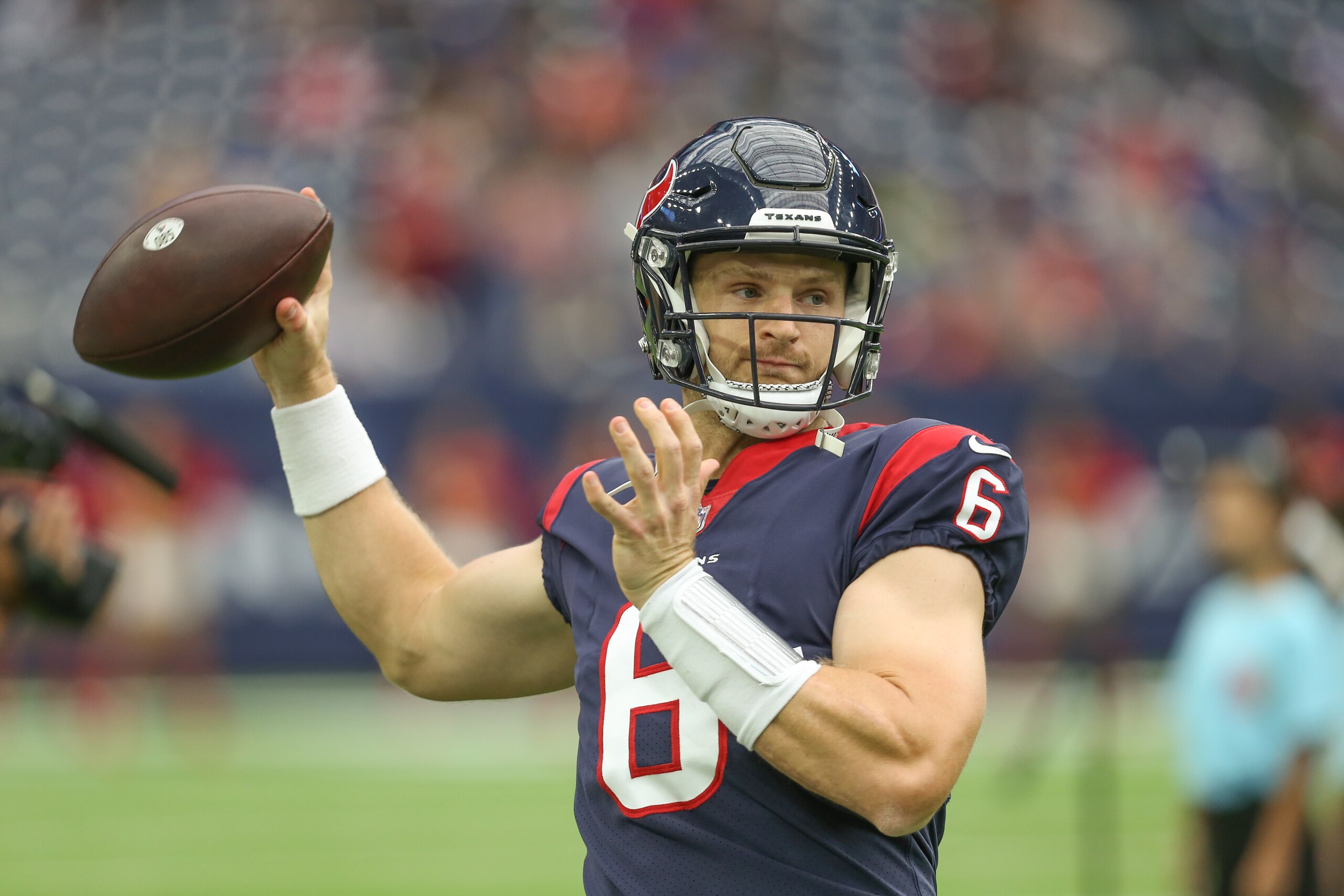 HOUSTON, TX - OCTOBER 31: Houston Texans quarterback Jeff Driskel (6) warms up on the sideline during the game between the Houston Texans and Los Angeles Rams on October 31, 2021 at NRG Stadium in Houston, TX. (Photo by George Walker/Icon Sportswire via Getty Images)