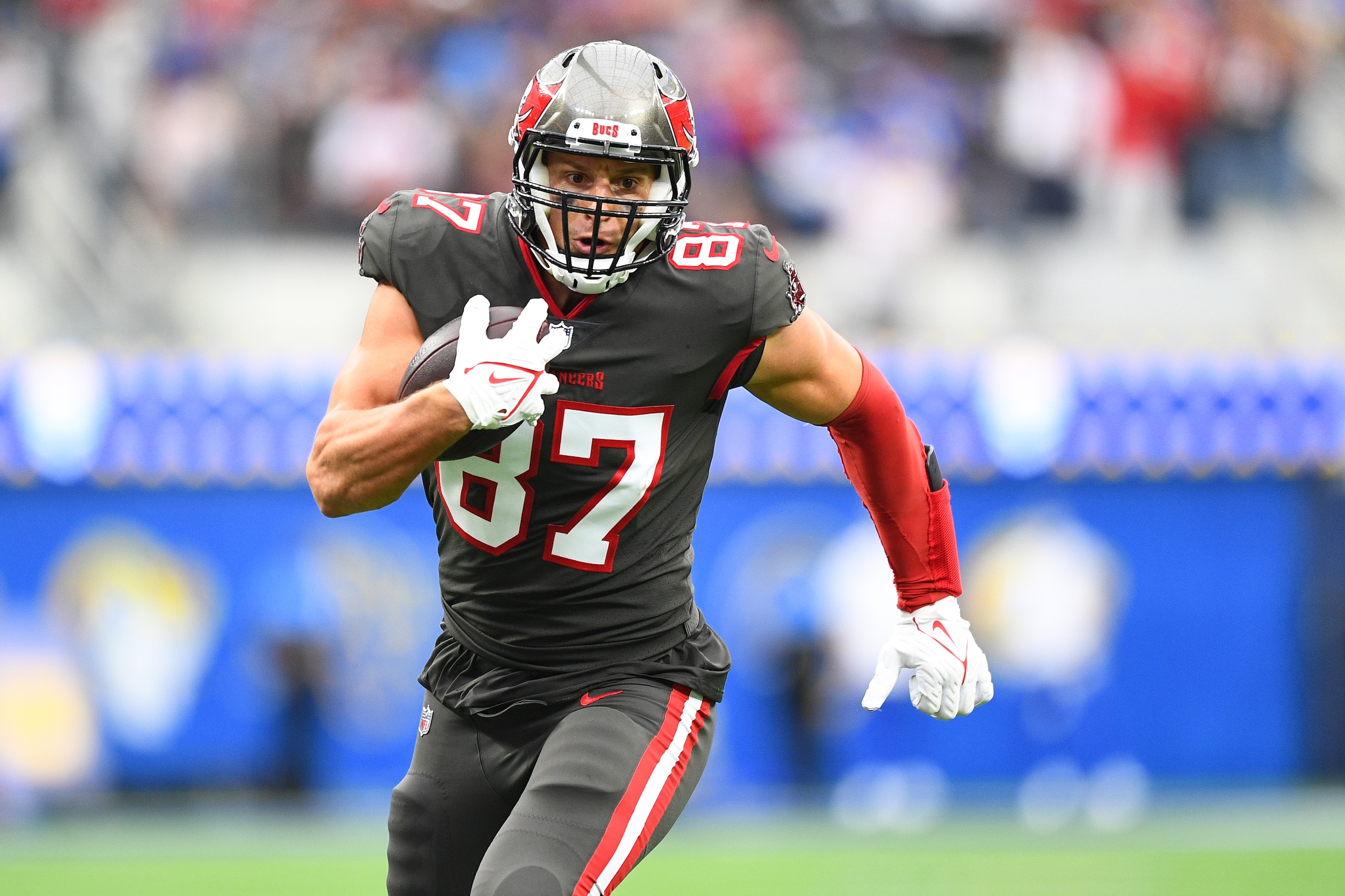INGLEWOOD, CA - SEPTEMBER 26: Tampa Bay Buccaneers tight end Rob Gronkowski (87) runs up field during the NFL game between the Tampa Bay Buccaneers and the Los Angeles Rams on September 26, 2021, at SoFi Stadium in Inglewood, CA. (Photo by Brian Rothmuller/Icon Sportswire via Getty Images)