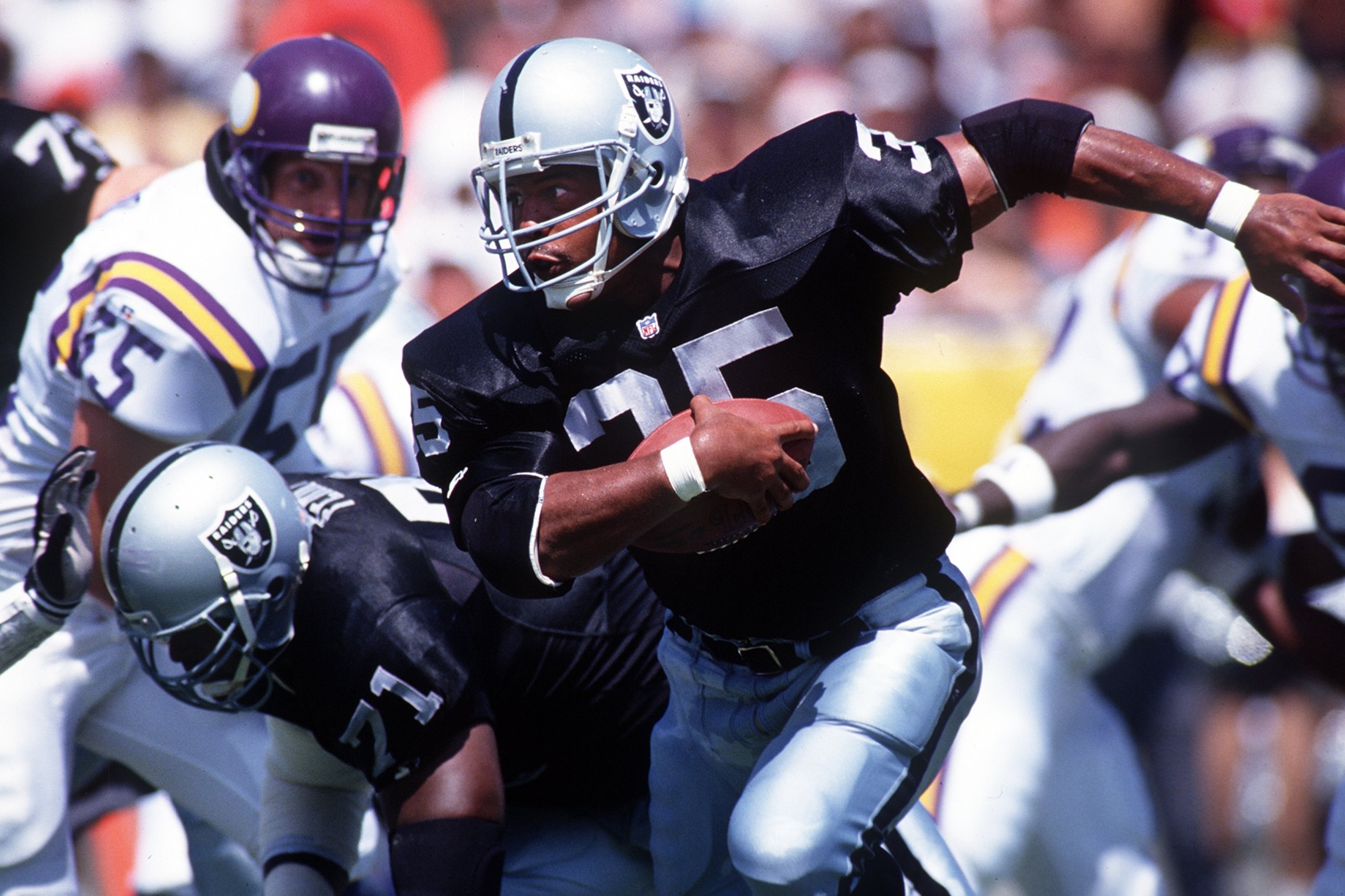 9 SEP 1993:  LOS ANGELES FULLBACK STVE SMITH CARRIES THE FOOTBALL DURING THE RAIDERS 24-7 VICTORY 0VER THE MINNESOTA VIKINGS. Mandatory Credit: Stephen Dunn/ALLSPORT
