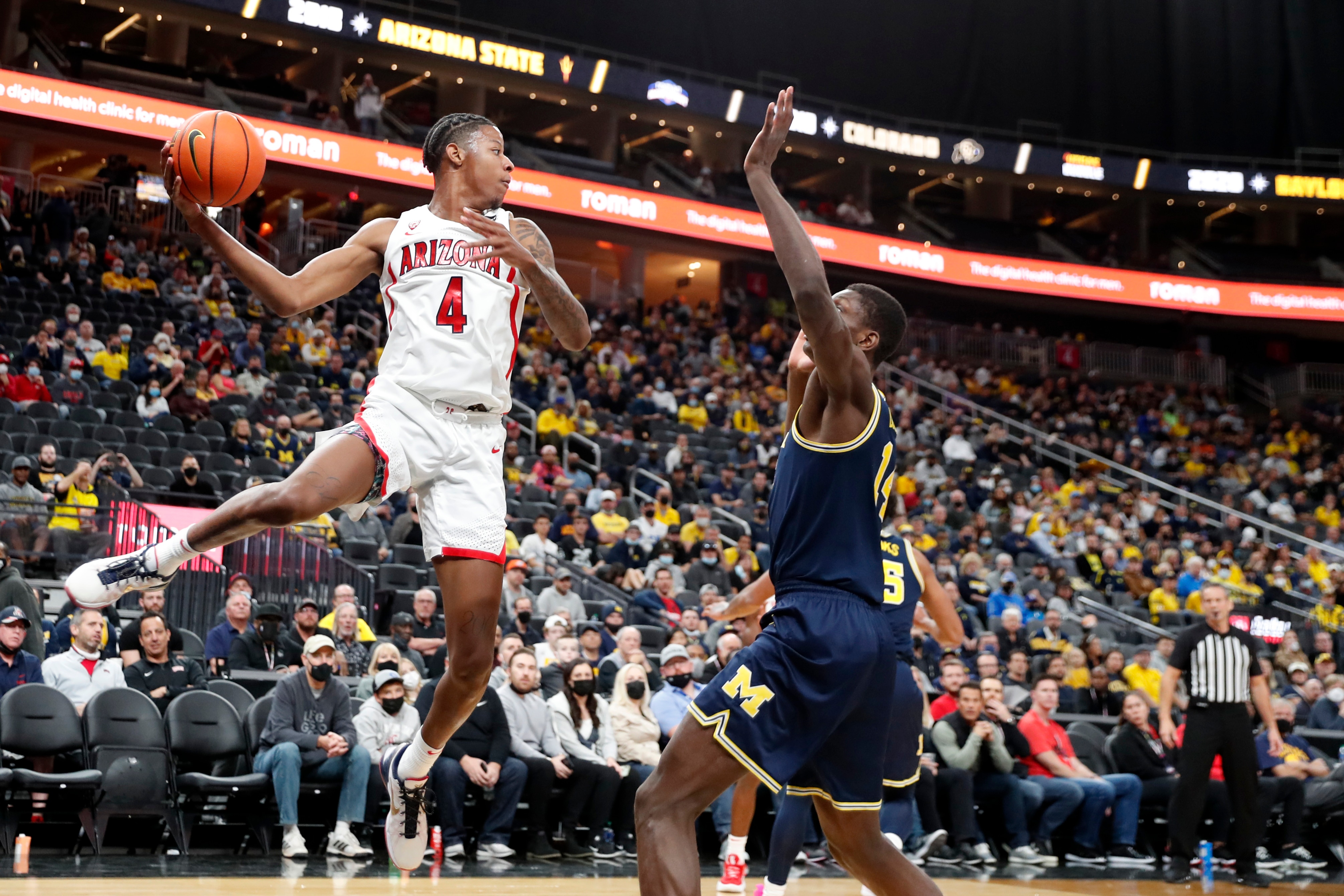 Las Vegas, NV - NOVEMBER 21: Arizona Wildcats guard Dalen Terry (4) saves the ball from going out of bounds against Michigan Wolverines forward Moussa Diabate (14) during the championship game of the Roman Main Event at T-Mobile Arena on November 21st, 2021 in Las Vegas, Nevada. (Photo by Brian Spurlock/Icon Sportswire via Getty Images)