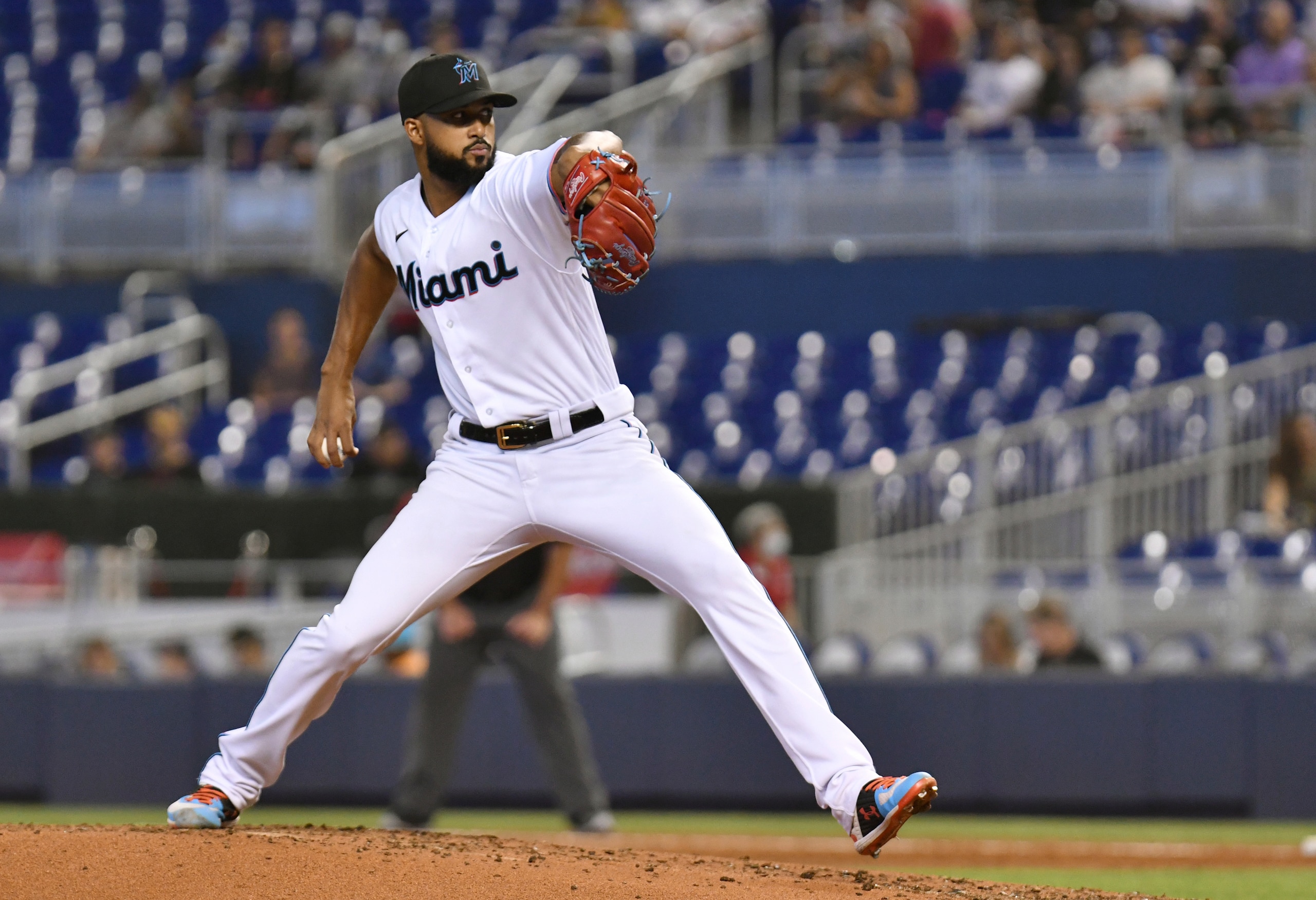 El abridor de los Marlins Sandy Alcántara en acción durante un juego con los Piratas en Miami el 19 de septiembre del 2021. El dominicano es uno de tan solo cuatro pítchers que lanzarán al menos 200 entradas en las mayores este año. (AP Photo/Jim Rassol)