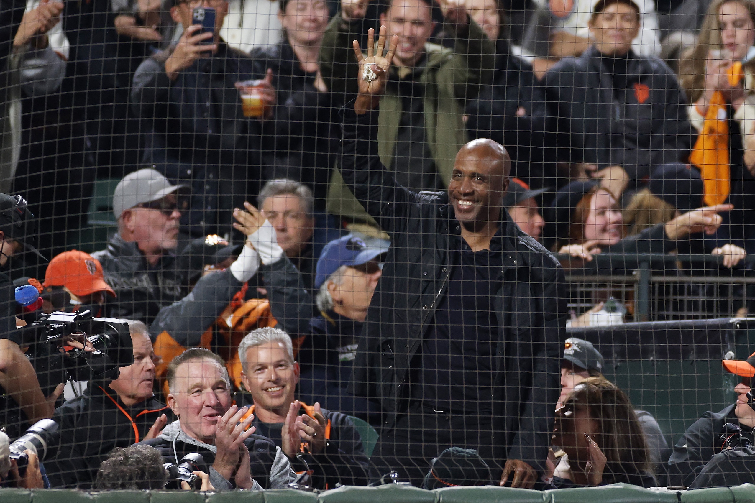 SAN FRANCISCO, CALIFORNIA - OCTOBER 08: Former San Francisco Giants player Barry Bonds waves to the crowd as he is introduced during the fifth inning of Game 1 of the National League Division Series against the Los Angeles Dodgers at Oracle Park on October 08, 2021 in San Francisco, California. (Photo by Harry How/Getty Images)
