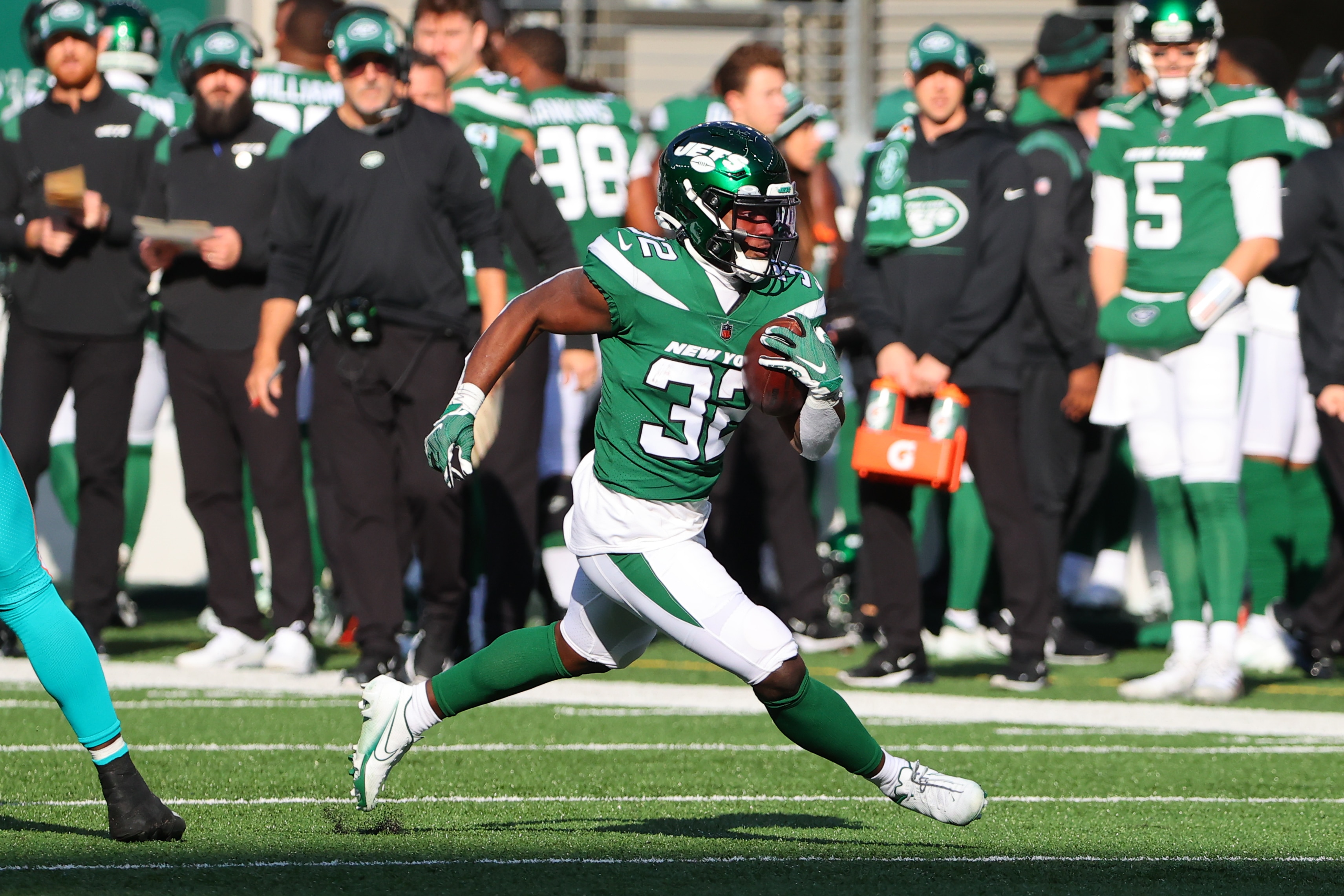 EAST RUTHERFORD, NJ - NOVEMBER 21: New York Jets running back Michael Carter (32) runs during the first quarter of the National Football League game between the New York Jets and the Miami Dolphins on November 21, 2021 at MetLife Stdium in East Rutherford, NJ.  (Photo by Rich Graessle/Icon Sportswire via Getty Images)