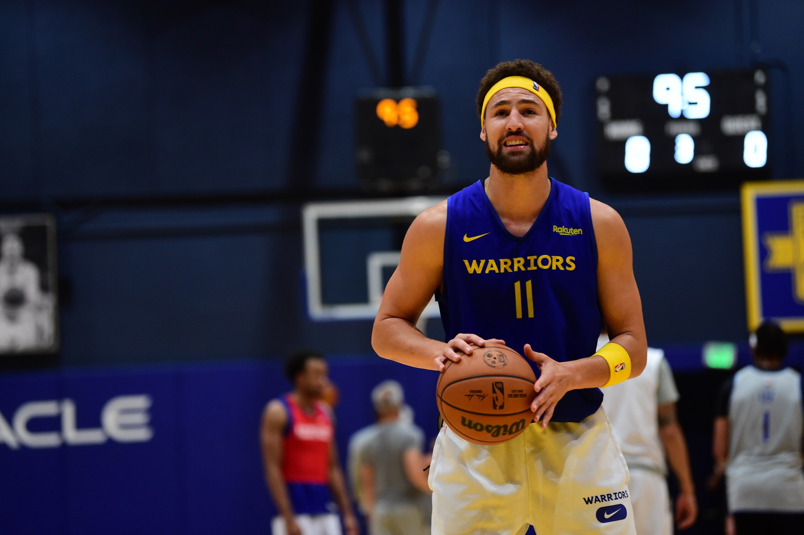 SAN FRANCISCO, CA - OCTOBER 7: Klay Thompson #11 of the Golden State Warriors shoots the ball during an open practice on October 7, 2021 at the Oracle Performance Center in San Francisco, California. NOTE TO USER: User expressly acknowledges and agrees that, by downloading and or using this photograph, User is consenting to the terms and conditions of the Getty Images License Agreement. Mandatory Copyright Notice: Copyright 2021 NBAE (Photo by Noah Graham/NBAE via Getty Images)