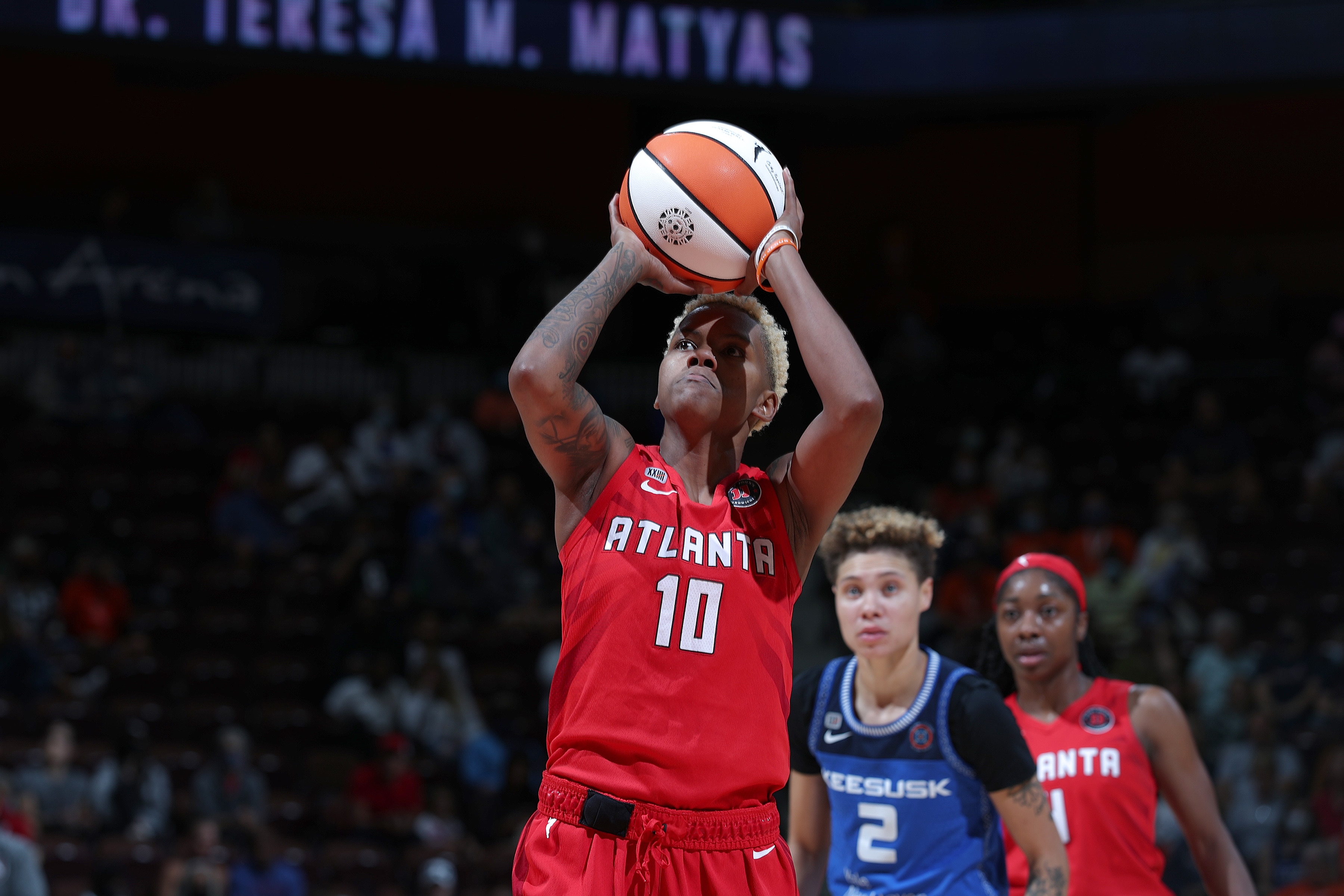 UNCASVILLE, CT - SEPTEMBER 19:  Courtney Williams #10 of the Atlanta Dream shoots a free throw against the Connecticut Sun on September 19, 2021 at the Mohegan Sun Arena in Uncasville, Connecticut. NOTE TO USER: User expressly acknowledges and agrees that, by downloading and or using this photograph, user is consenting to the terms and conditions of the Getty Images License Agreement. Mandatory Copyright Notice: Copyright 2021 NBAE (Photo by Chris Marion/NBAE via Getty Images)