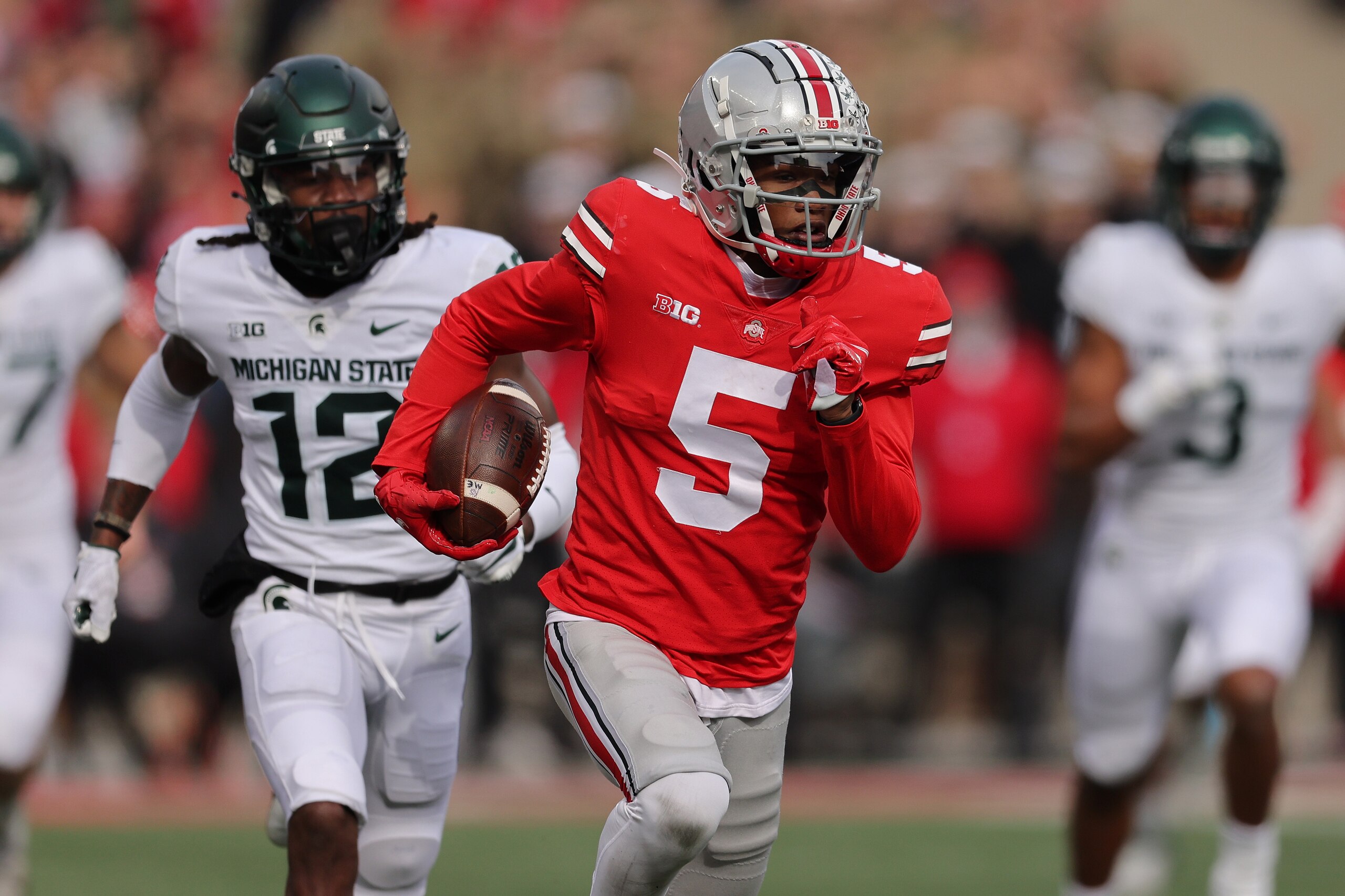 COLUMBUS, OHIO - NOVEMBER 20: Garrett Wilson #5 of the Ohio State Buckeyes catches a first quarter touchdown pass in front of Chester Kimbrough #12 of the Michigan State Spartans at Ohio Stadium on November 20, 2021 in Columbus, Ohio. (Photo by Gregory Shamus/Getty Images)