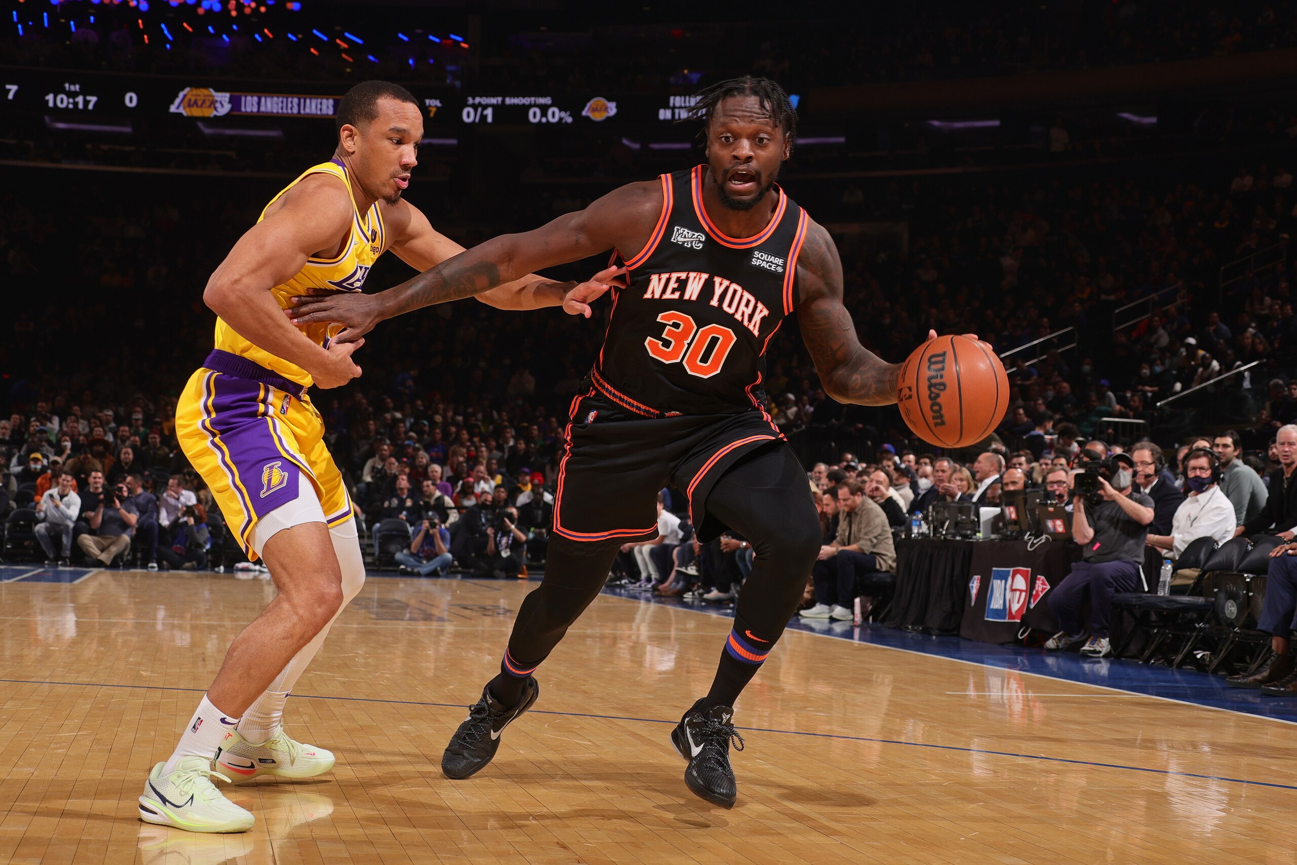 NEW YORK, NY - NOVEMBER 23: Julius Randle #30 of the New York Knicks drives to the basket against the Los Angeles Lakers on November 23, 2021 at Madison Square Garden in New York City, New York. NOTE TO USER: User expressly acknowledges and agrees that, by downloading and or using this photograph, User is consenting to the terms and conditions of the Getty Images License Agreement. Mandatory Copyright Notice: Copyright 2021 NBAE (Photo by Nathaniel S. Butler/NBAE via Getty Images)