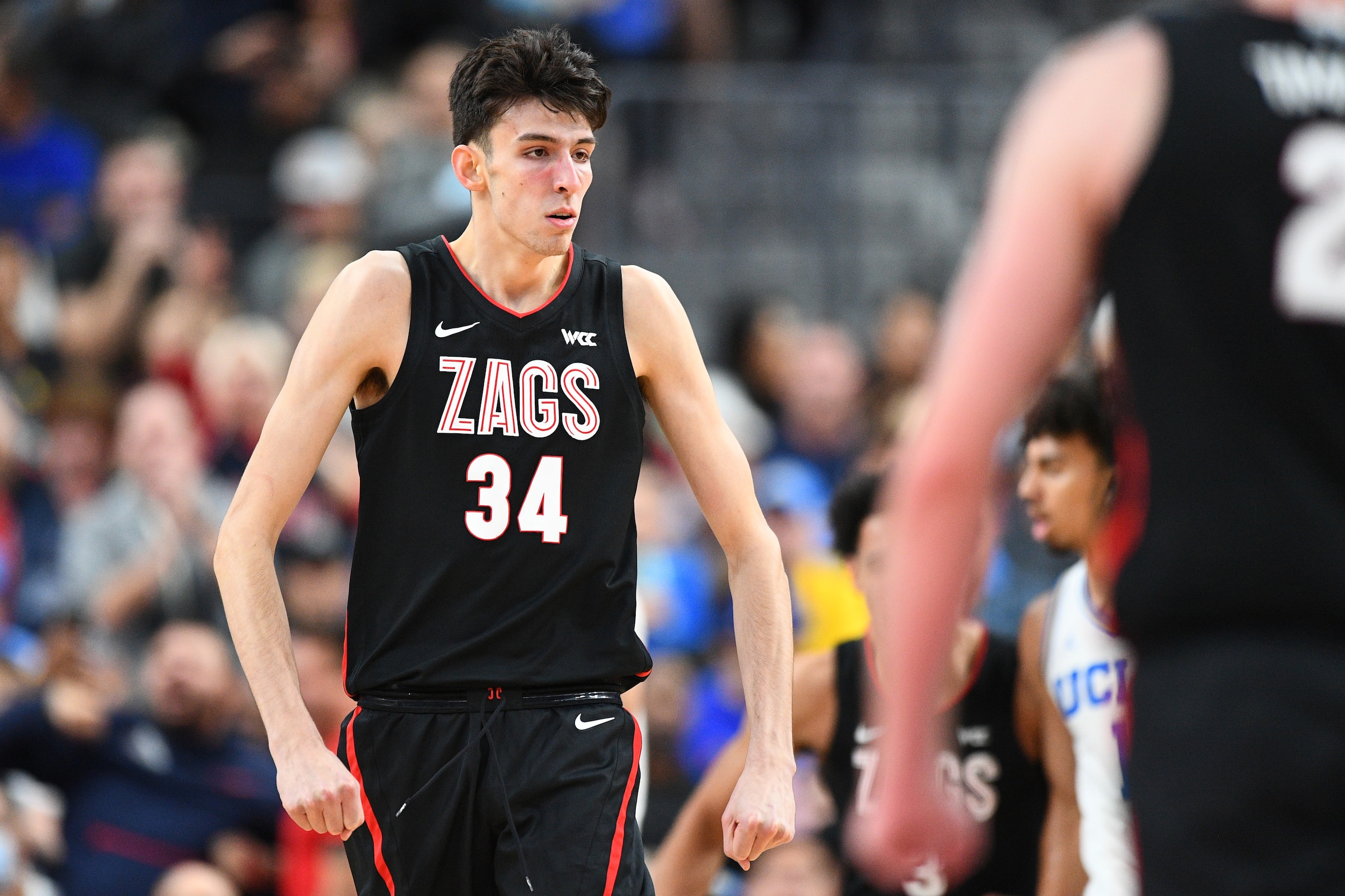 LAS VEGAS, NV - NOVEMBER 23: Gonzaga forward Chet Holmgren (34) flexes after a basket during the Empire Classic tournament college basketball game between the Gonzaga Bulldogs and the UCLA Bruins on November 23, 2021, at the T-Mobile Arena in Las Vegas, NV. (Photo by Brian Rothmuller/Icon Sportswire via Getty Images)