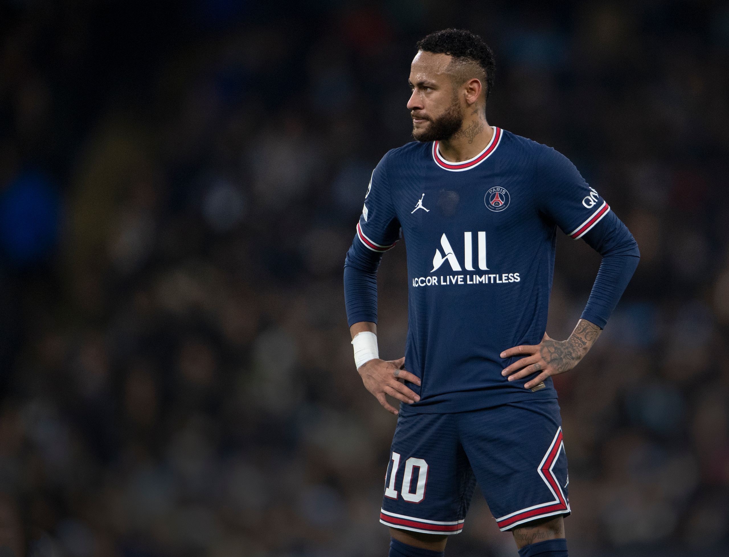 MANCHESTER, ENGLAND - NOVEMBER 24: Neymar of Paris Saint-Germain during the UEFA Champions League group A match between Manchester City and Paris Saint-Germain at Etihad Stadium on November 24, 2021 in Manchester, United Kingdom. (Photo by Visionhaus/Getty Images)