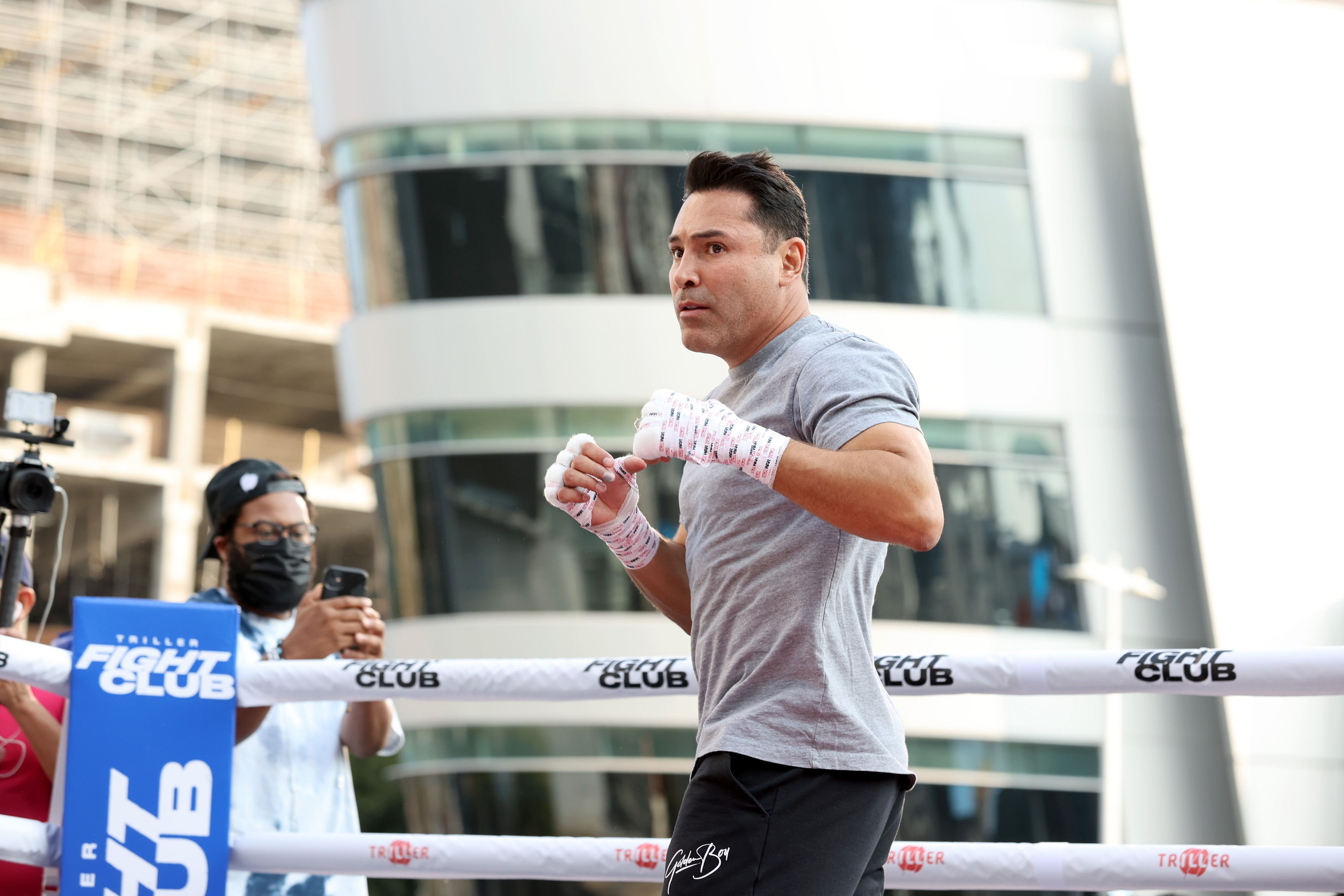 LOS ANGELES, CALIFORNIA - AUGUST 24: Oscar De La Hoya attends an open to the public media workout hosted by boxing legend "The Golden Boy" Oscar De La Hoya at XBOX Plaza on August 24, 2021 in Los Angeles, California. (Photo by Amy Sussman/Getty Images)