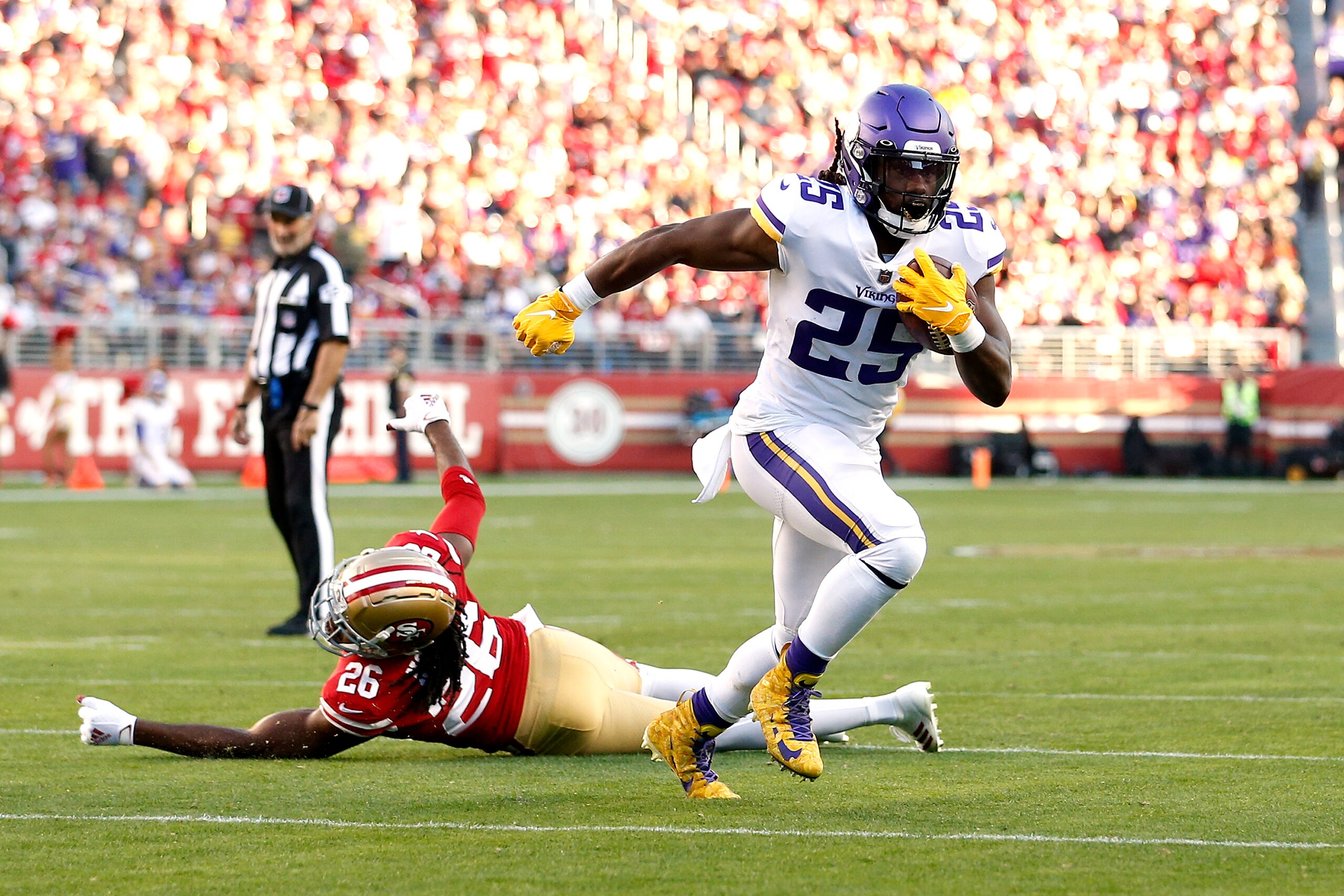 SANTA CLARA, CALIFORNIA - NOVEMBER 28: Alexander Mattison #25 of the Minnesota Vikings runs with the ball for a rushing touchdown against the San Francisco 49ers in the third quarter at Levi's Stadium on November 28, 2021 in Santa Clara, California. (Photo by Lachlan Cunningham/Getty Images)