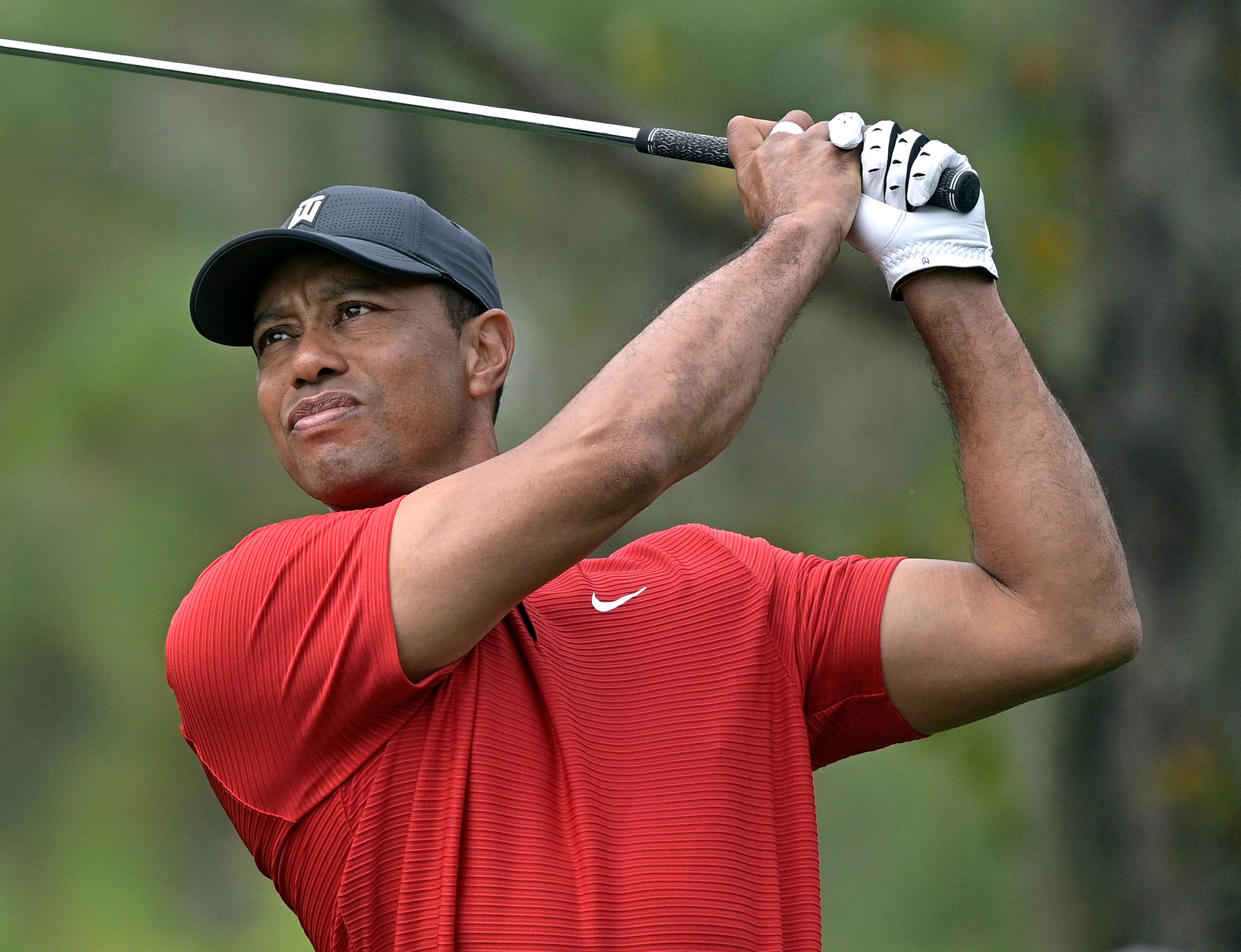ARCHIVO - Tiger Woods observa su tiro en el cuarto hoyo durante la última ronda del torneo de golf PNC Championship, el 20 de diciembre de 2020, en Orlando, Florida. (AP Foto/Phelan M. Ebenhack, Archivo)