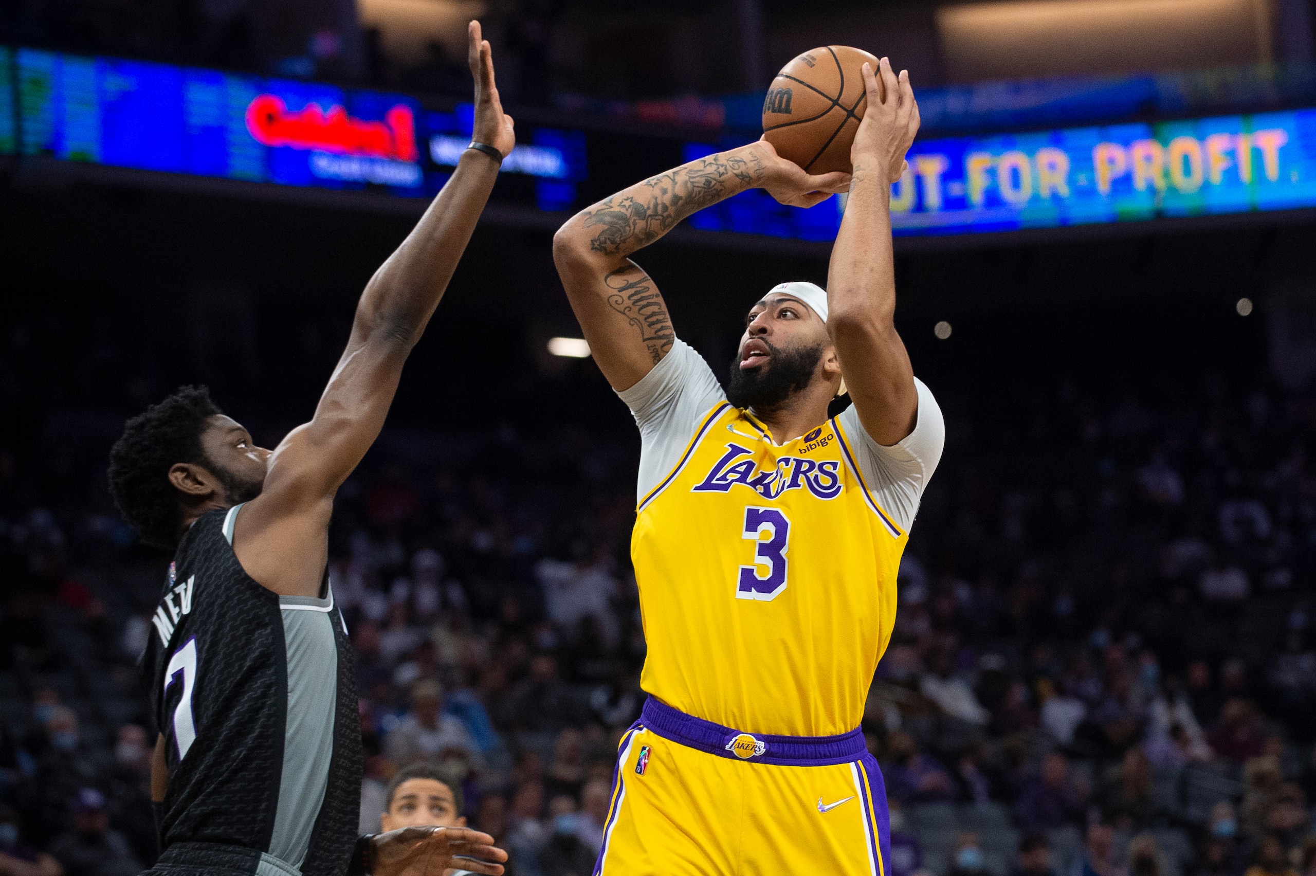 Los Angeles Lakers forward Anthony Davis (3) shoots pver Sacramento Kings forward Chimezie Metu (7) during the first quarter of an NBA basketball game in Sacramento, Calif., Tuesday, Nov. 30, 2021. (AP Photo/Randall Benton)