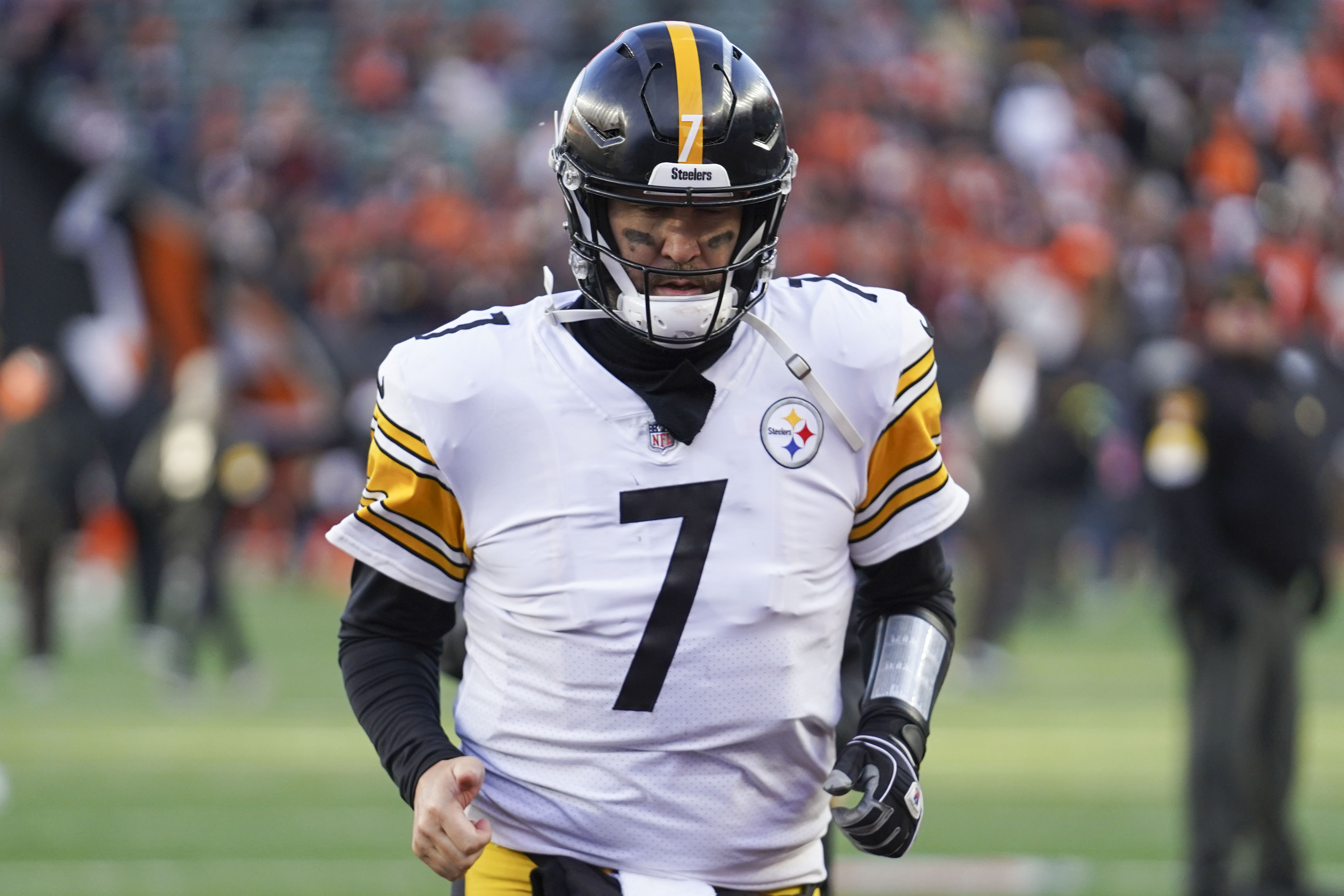 Pittsburgh Steelers quarterback Ben Roethlisberger (7) leaves the field after an NFL football game against the Cincinnati Bengals Sunday, Nov. 28, 2021, in Cincinnati. (AP Photo/Jeff Dean)