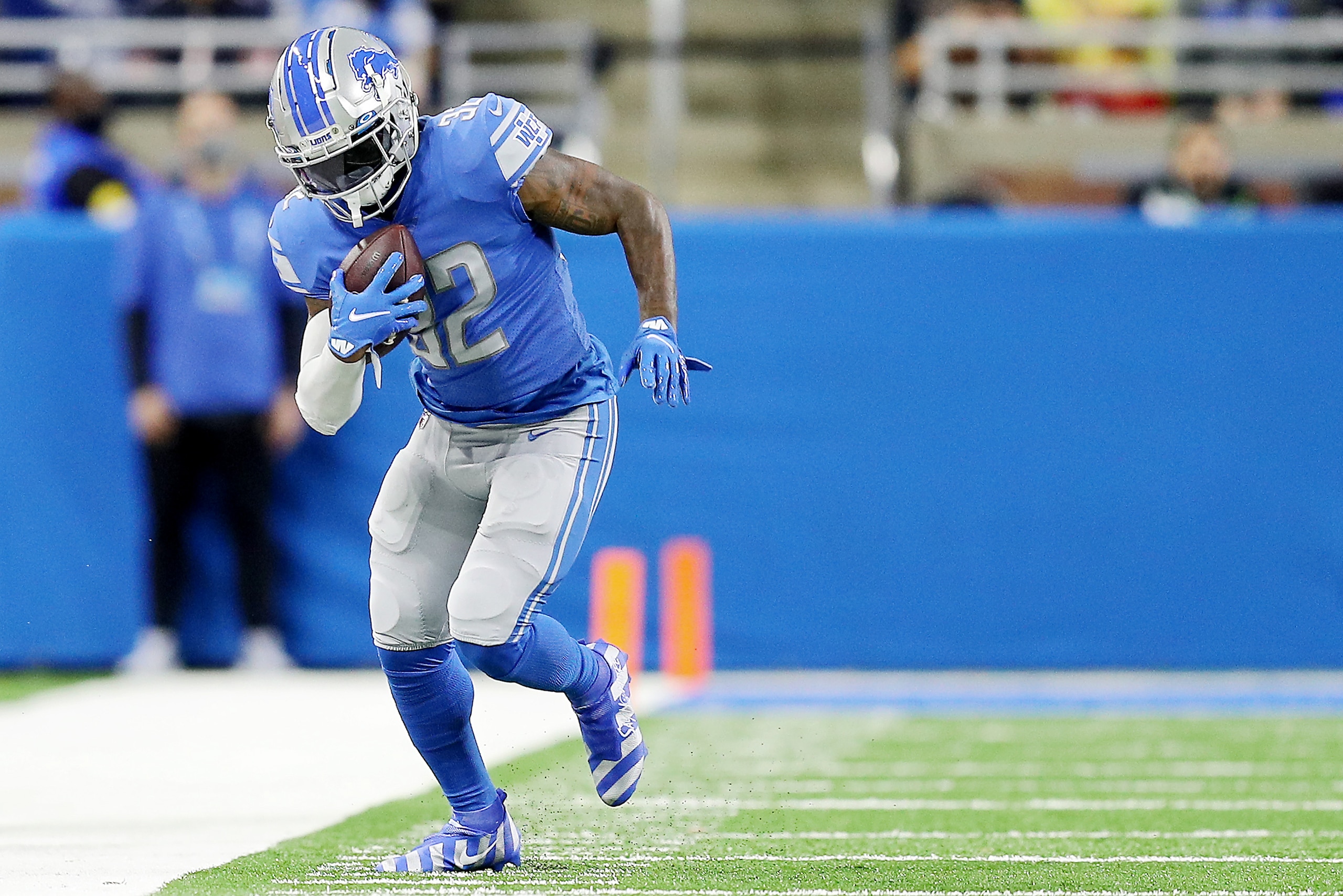 DETROIT, MICHIGAN - NOVEMBER 25: D'Andre Swift #32 of the Detroit Lions runs up the field in the first quarter against the Chicago Bears at Ford Field on November 25, 2021 in Detroit, Michigan. (Photo by Mike Mulholland/Getty Images)