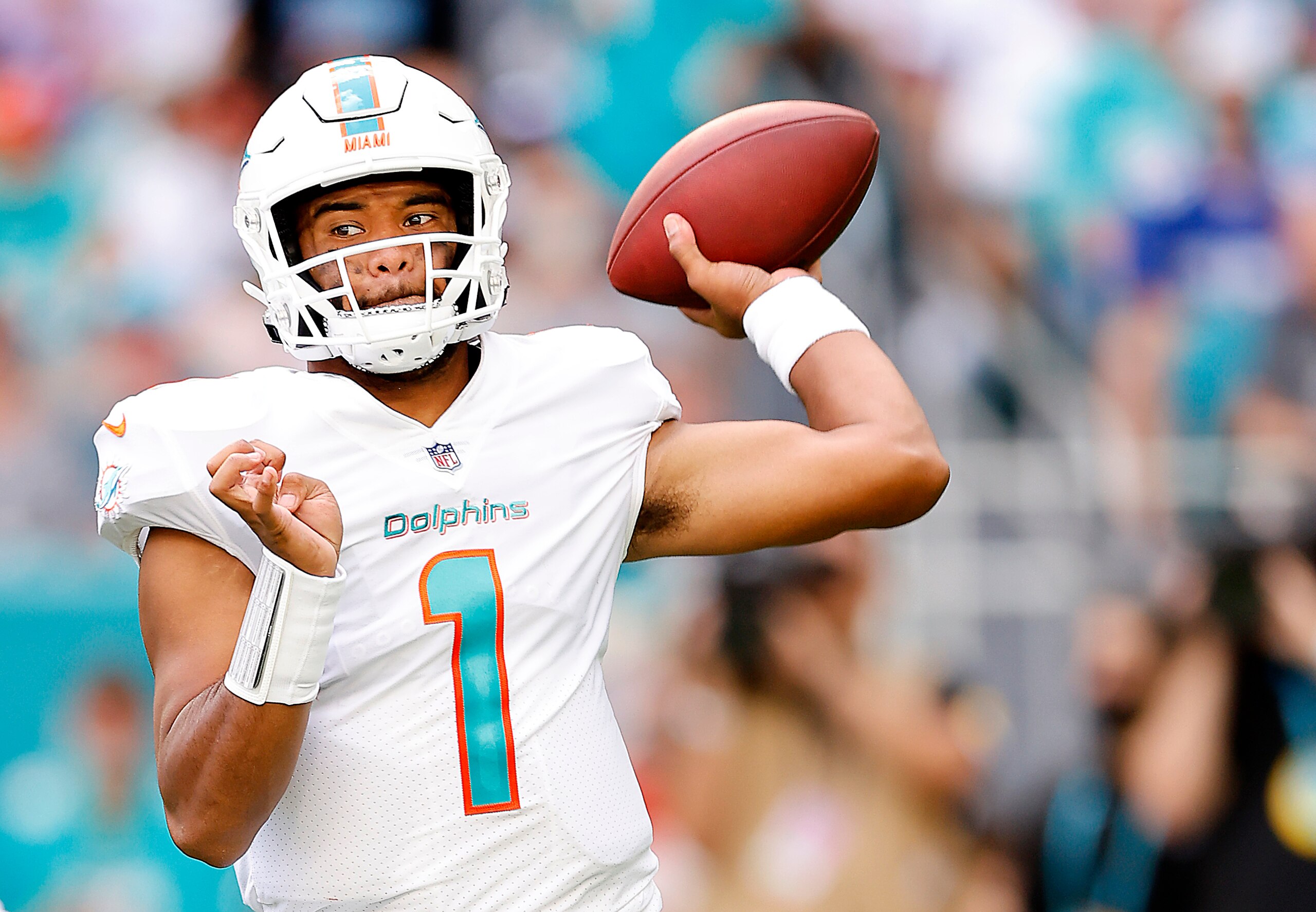 MIAMI GARDENS, FLORIDA - DECEMBER 05: Tua Tagovailoa #1 of the Miami Dolphins passes the ball against the New York Giants in the second quarter at Hard Rock Stadium on December 05, 2021 in Miami Gardens, Florida. (Photo by Michael Reaves/Getty Images)