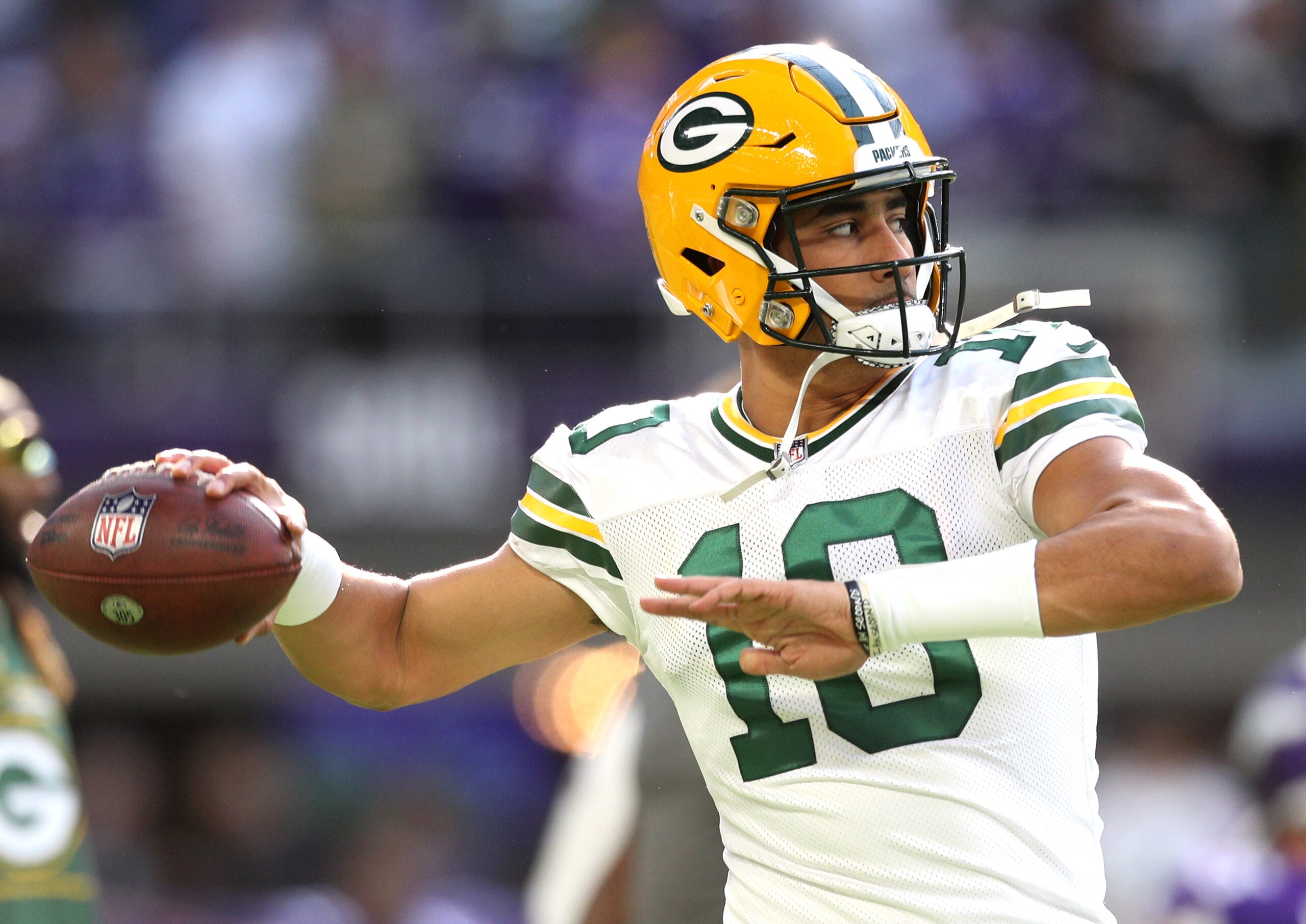 MINNEAPOLIS, MINNESOTA - NOVEMBER 21: Jordan Love #10 of the Green Bay Packers warms up prior to the game against the Minnesota Vikings at U.S. Bank Stadium on November 21, 2021 in Minneapolis, Minnesota. (Photo by David Berding/Getty Images)
