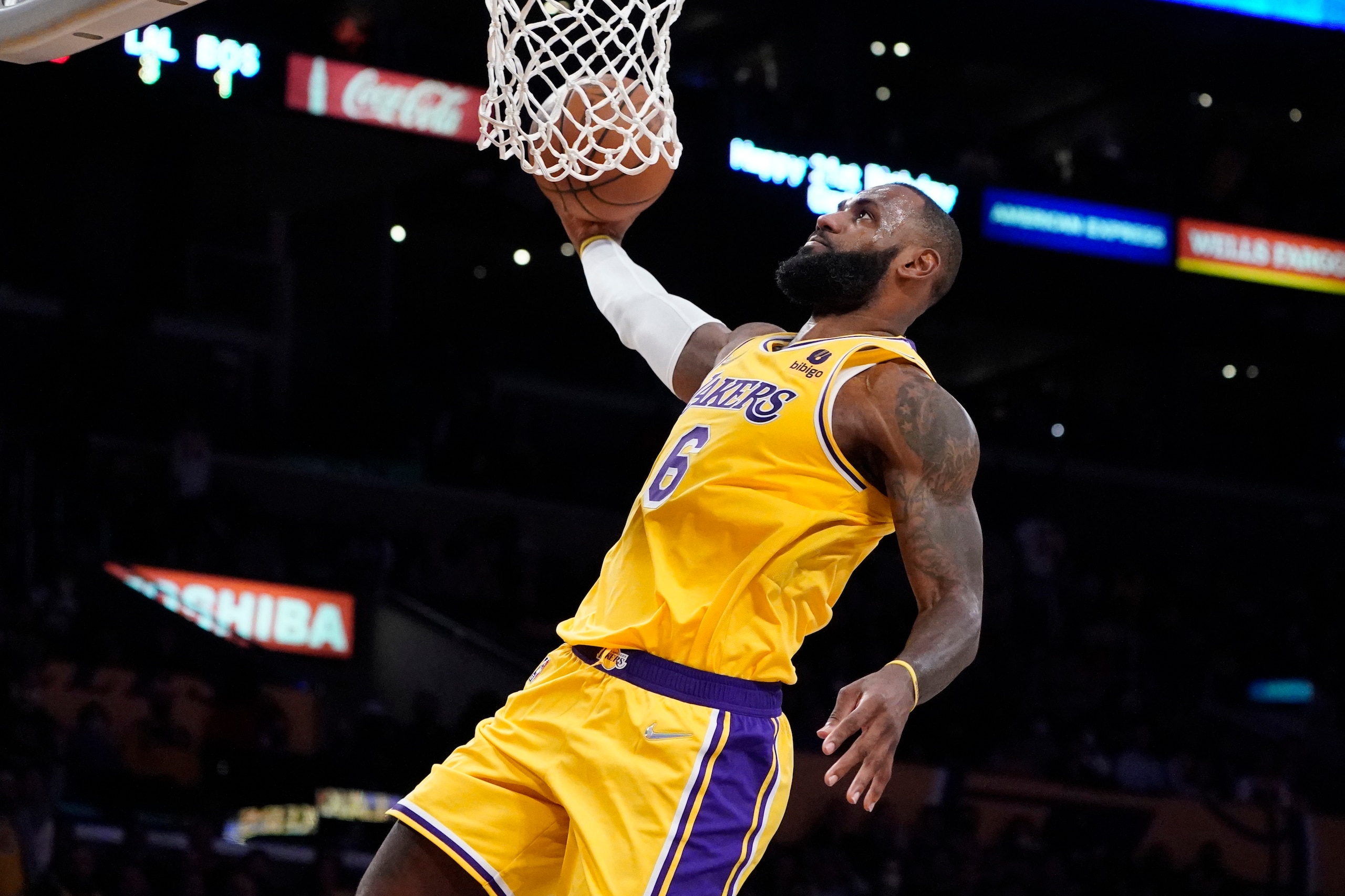 Los Angeles Lakers forward LeBron James prepares to tunk during the second half of the team's NBA basketball game against the Boston Celtics on Tuesday, Dec. 7, 2021, in Los Angeles. (AP Photo/Marcio Jose Sanchez)