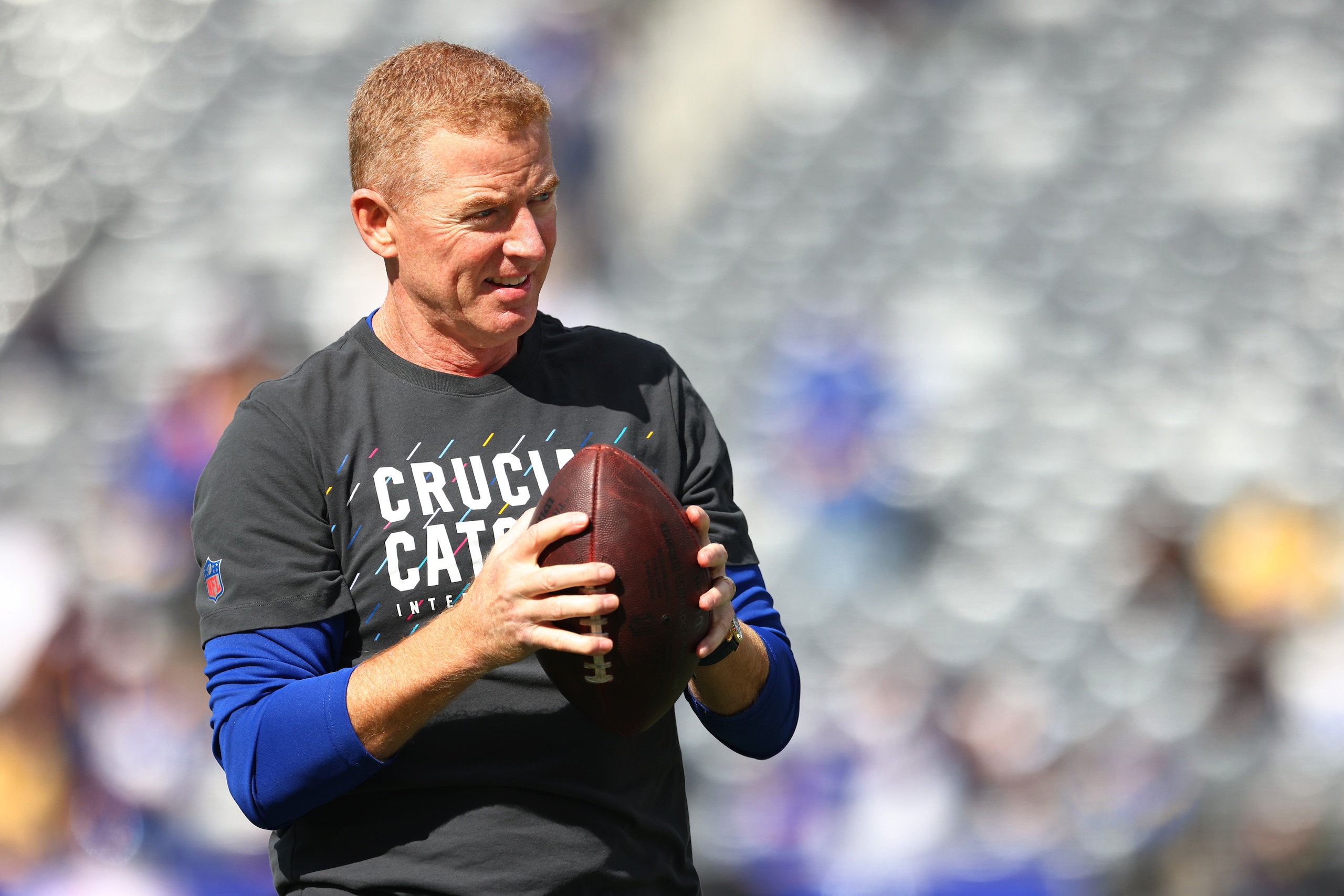 EAST RUTHERFORD, NJ - OCTOBER 17: Offensive coordinator Jason Garrett of the New York Giants gets set to throw a ball before a game against the Los Angeles Rams at MetLife Stadium on October 17, 2021 in East Rutherford, New Jersey. (Photo by Rich Schultz/Getty Images)