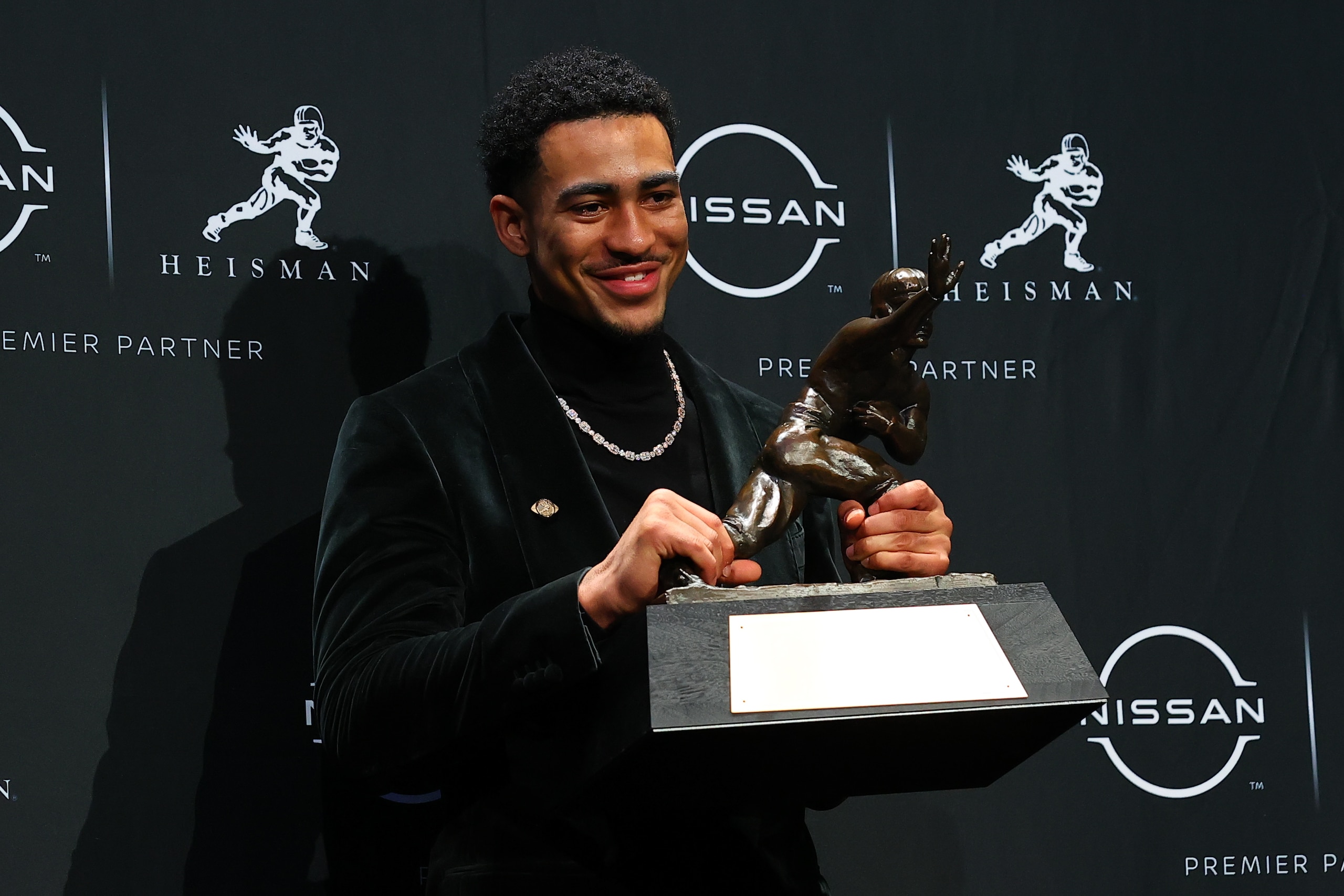 NEW YORK, NY - DECEMBER 11: Alabama quarterback Bryce Young poises with the trophy after winning the Heisman Trophy at the press conference at the Marriott Marquis in New York on December 11, 2021 in New York City, NY. (Photo by Rich Graessle/Icon Sportswire via Getty Images) NEW YORK, NY - DECEMBER 11: Alabama quarterback Bryce Young poises with the trophy after winning the Heisman Trophy at the press conference at the Marriott Marquis in New York on December 11, 2021 in New York City, NY. (Photo by Rich Graessle/Icon Sportswire via Getty Images)