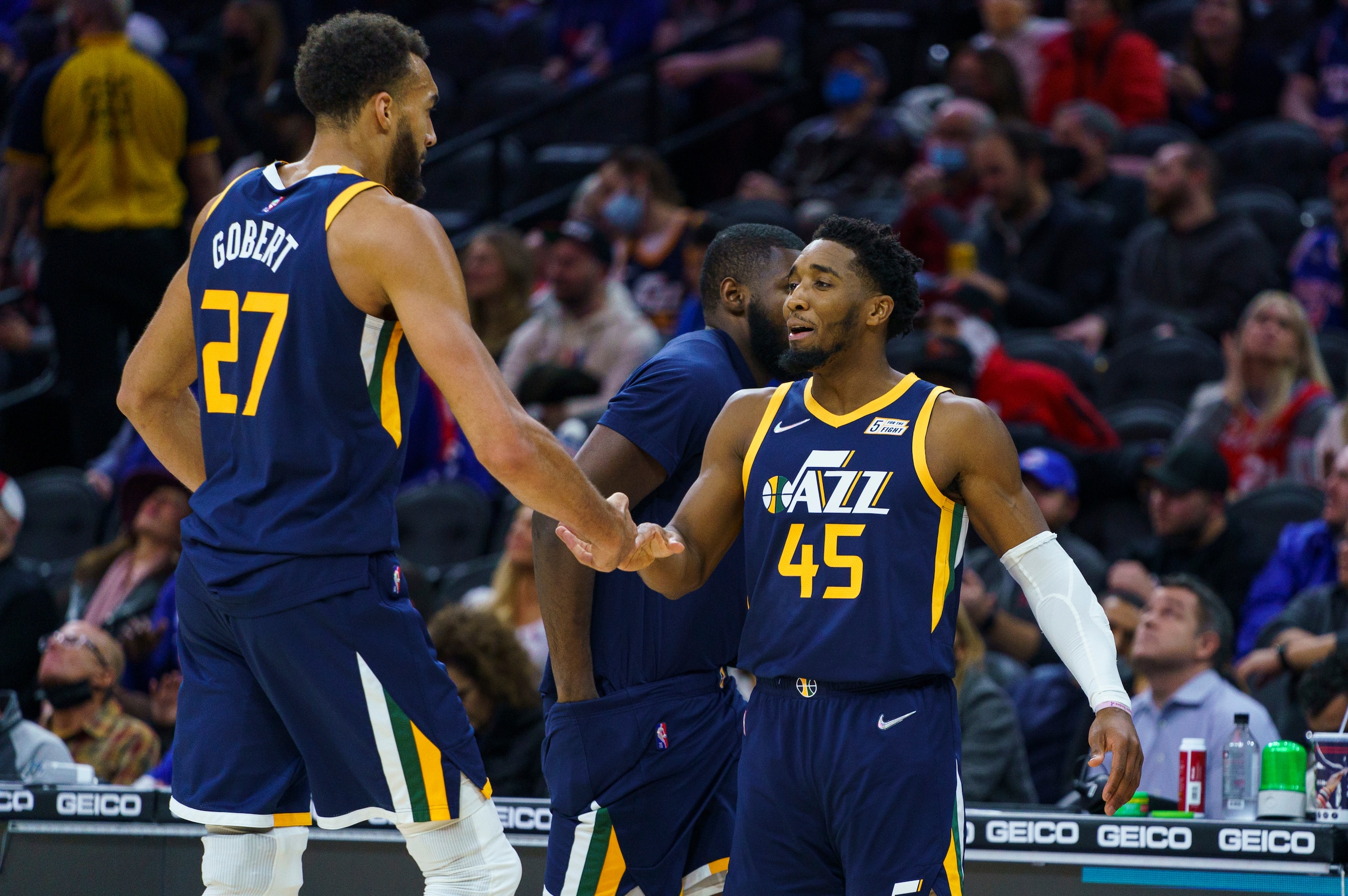 Donovan Mitchell (derecha) festeja con el francés Rudy Gobert, su compañero en el Jazz de Utah, durante el encuentro del jueves 9 de diciembre de 2021, ante los 76ers de Filadelfia (AP Foto/Chris Szagola) Donovan Mitchell (derecha) festeja con el francés Rudy Gobert, su compañero en el Jazz de Utah, durante el encuentro del jueves 9 de diciembre de 2021, ante los 76ers de Filadelfia (AP Foto/Chris Szagola)