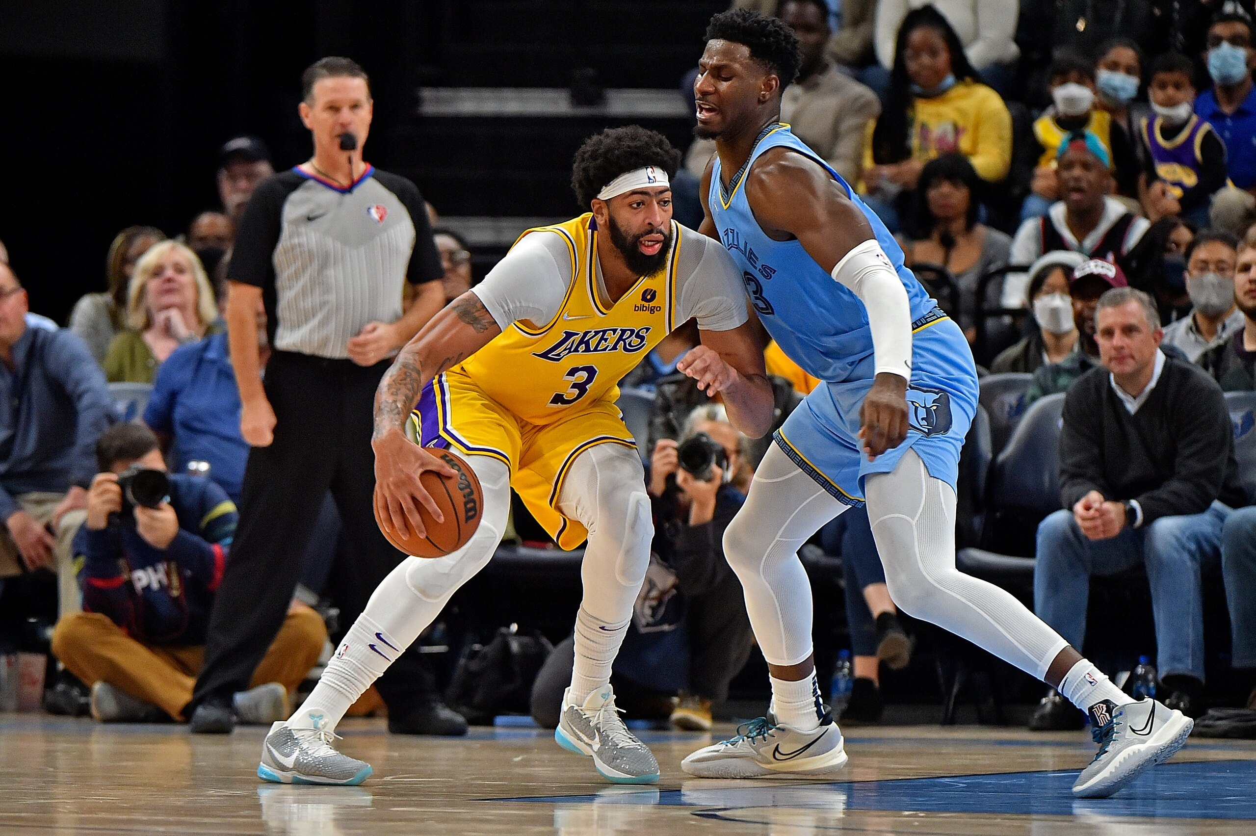 MEMPHIS, TENNESSEE - DECEMBER 09: Anthony Davis #3 of the Los Angeles Lakers handles the ball against Jaren Jackson Jr. #13 of the Memphis Grizzlies during the second half at FedExForum on December 09, 2021 in Memphis, Tennessee. NOTE TO USER: User expressly acknowledges and agrees that , by downloading and or using this photograph, User is consenting to the terms and conditions of the Getty Images License Agreement. (Photo by Justin Ford/Getty Images) MEMPHIS, TENNESSEE - DECEMBER 09: Anthony Davis #3 of the Los Angeles Lakers handles the ball against Jaren Jackson Jr. #13 of the Memphis Grizzlies during the second half at FedExForum on December 09, 2021 in Memphis, Tennessee. NOTE TO USER: User expressly acknowledges and agrees that , by downloading and or using this photograph, User is consenting to the terms and conditions of the Getty Images License Agreement. (Photo by Justin Ford/Getty Images)