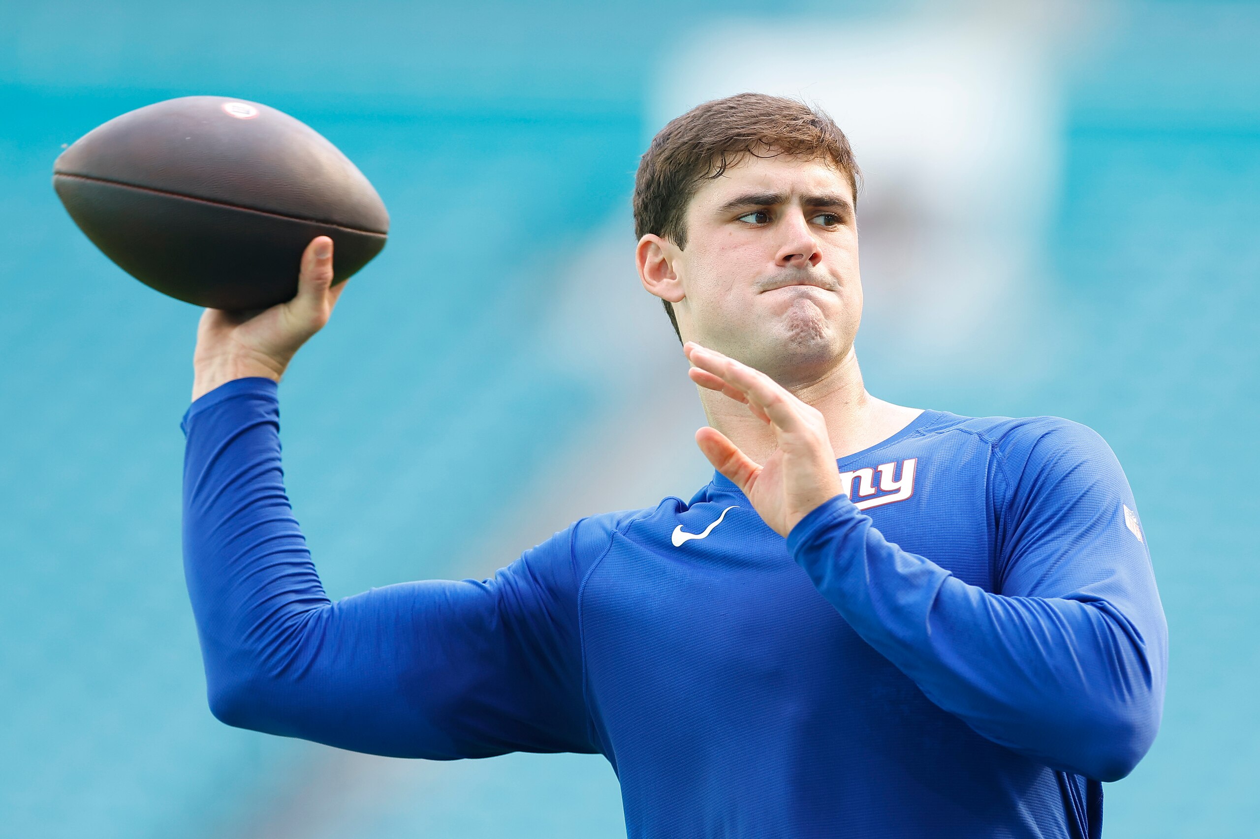 MIAMI GARDENS, FLORIDA - DECEMBER 05: Daniel Jones #8 of the New York Giants warms up prior to the game against the Miami Dolphins at Hard Rock Stadium on December 05, 2021 in Miami Gardens, Florida. (Photo by Michael Reaves/Getty Images)