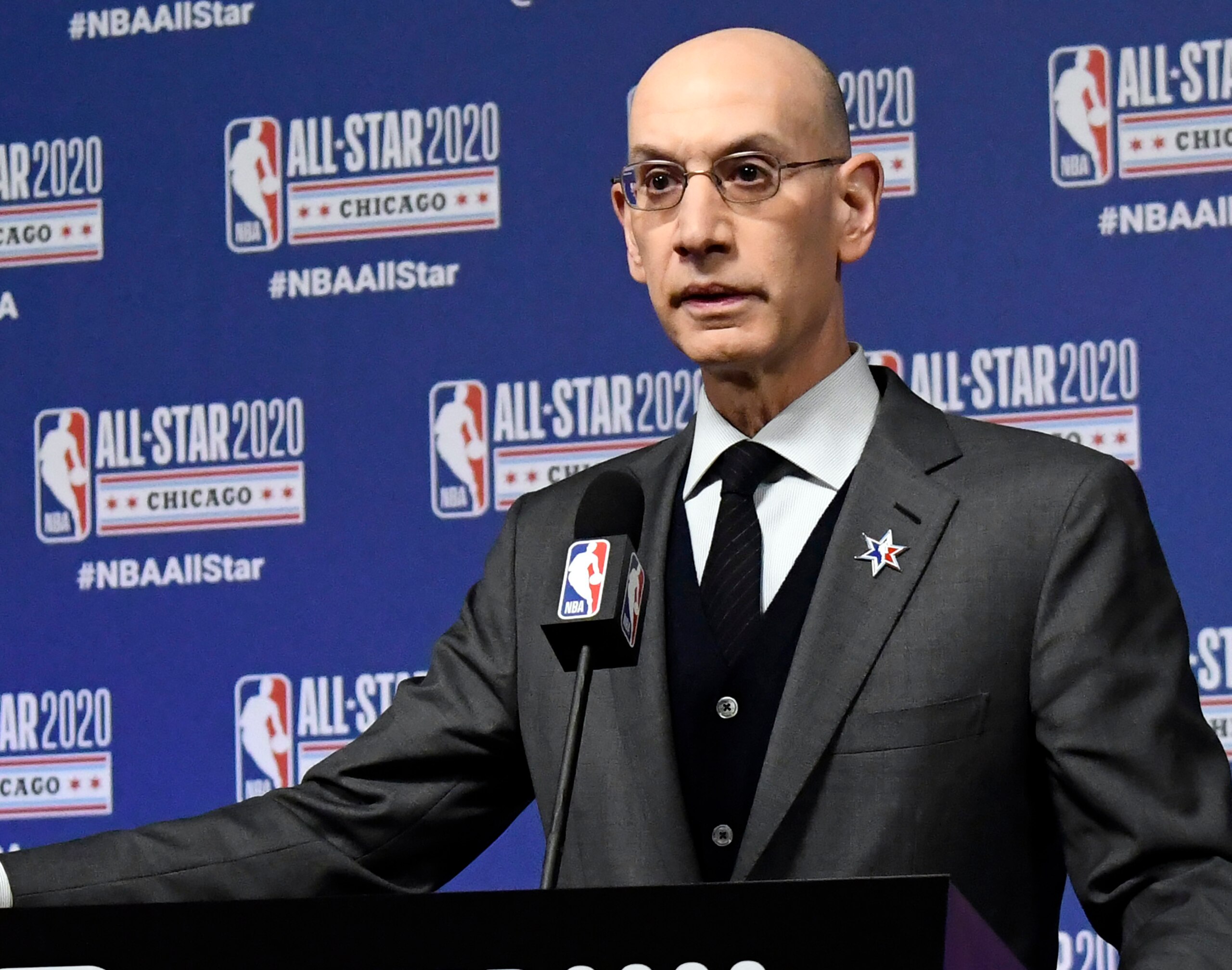 ARCHIVO - En esta fotografía del 15 de febrero de 2020, el comisionado de la NBA, Adam Silver, habla durante una conferencia de prensa en Chicago. (AP Foto/David Banks, Archivo) ARCHIVO - En esta fotografía del 15 de febrero de 2020, el comisionado de la NBA, Adam Silver, habla durante una conferencia de prensa en Chicago. (AP Foto/David Banks, Archivo)