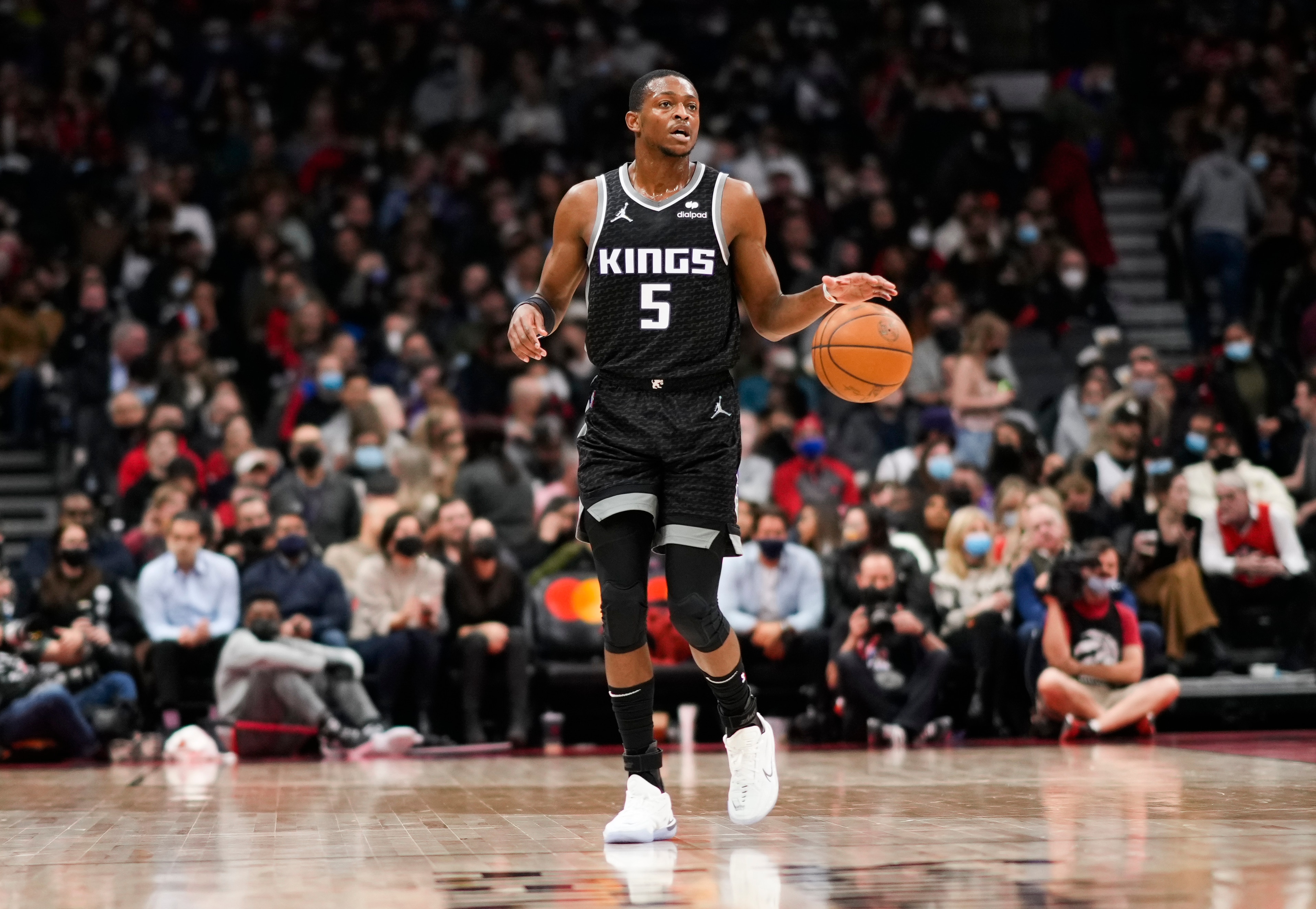 TORONTO, ON - DECEMBER 13: De"u2019Aaron Fox #5 of the Sacramento Kings dribbles against the Toronto Raptors during the first half of their basketball game at the Scotiabank Arena on December 13, 2021 in Toronto, Ontario, Canada. NOTE TO USER: User expressly acknowledges and agrees that, by downloading and/or using this Photograph, user is consenting to the terms and conditions of the Getty Images License Agreement. (Photo by Mark Blinch/Getty Images)