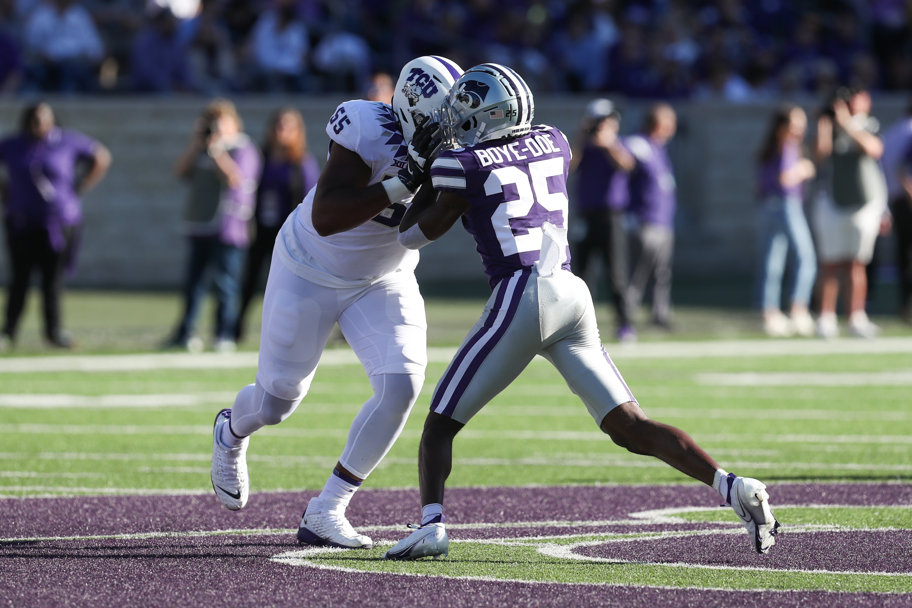MANHATTAN, KS - OCTOBER 30: TCU Horned Frogs offensive tackle Obinna Eze (55) blocks Kansas State Wildcats defensive back Ekow Boye-Doe (25) in the second quarter of a Big 12 football game between the TCU Horned Frogs and the Kansas State Wildcats on Oct 30, 2021 at Bill Snyder Family Stadium in Manhattan, KS. (Photo by Scott Winters/Icon Sportswire via Getty Images)