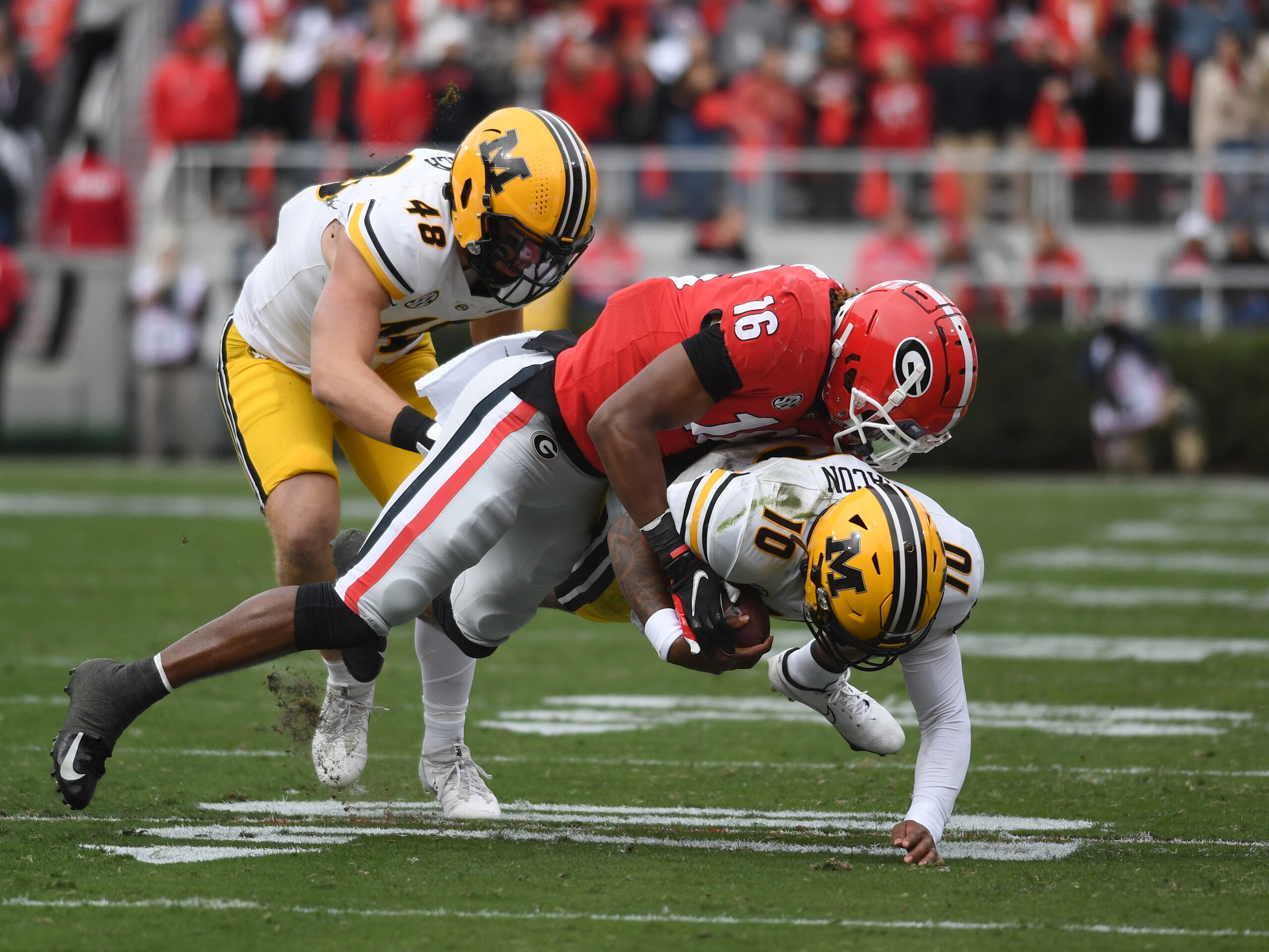 ATHENS, GA - NOVEMBER 06: Georgia Bulldogs Defensive Back Lewis Cine (16) tackles Missouri Tigers Quarterback Tyler Macon (10) during the college football game between the Missouri Tigers and the Georgia Bulldogs on November 06, 2021, at Sanford Stadium in Athens, GA.(Photo by Jeffrey Vest/Icon Sportswire via Getty Images) ATHENS, GA - NOVEMBER 06: Georgia Bulldogs Defensive Back Lewis Cine (16) tackles Missouri Tigers Quarterback Tyler Macon (10) during the college football game between the Missouri Tigers and the Georgia Bulldogs on November 06, 2021, at Sanford Stadium in Athens, GA.(Photo by Jeffrey Vest/Icon Sportswire via Getty Images)