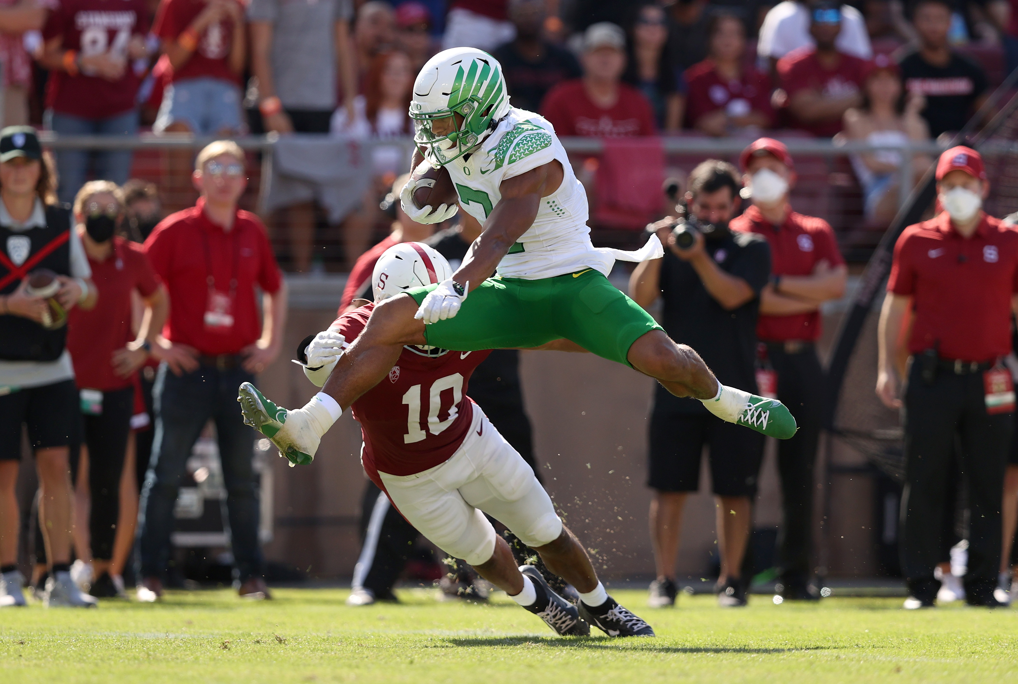 STANFORD, CALIFORNIA - OCTOBER 02:  CJ Verdell #7 of the Oregon Ducks is tackled by Jordan Fox #10 of the Stanford Cardinal at Stanford Stadium on October 02, 2021 in Stanford, California. (Photo by Ezra Shaw/Getty Images)