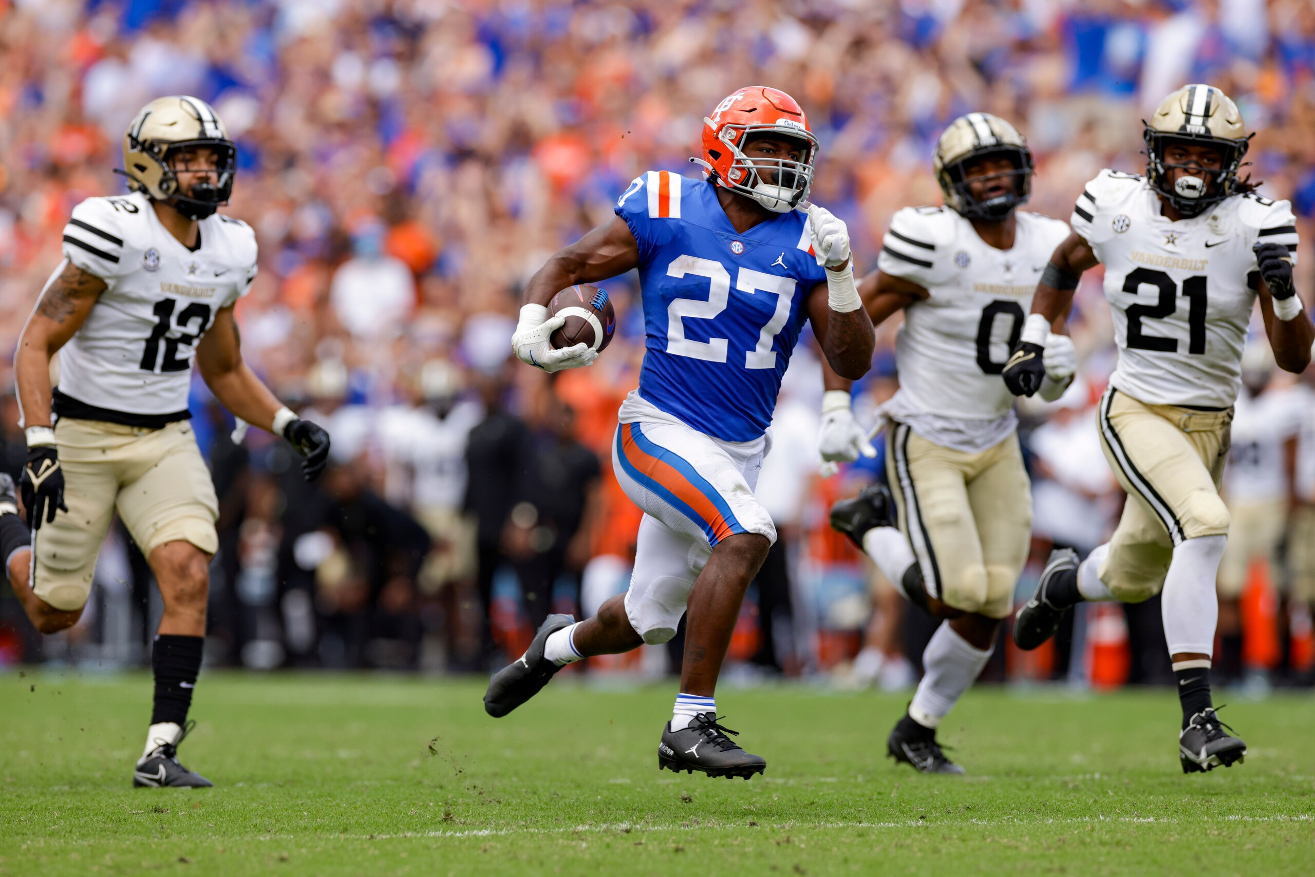 GAINESVILLE, FL - OCTOBER 09: Florida Gators running back Dameon Pierce (27) runs with the ball during the game between the Vanderbilt Commodores and the Florida Gators on October 9, 2021 at Ben Hill Griffin Stadium in Gainesville, Fl. (Photo by David Rosenblum/Icon Sportswire via Getty Images) GAINESVILLE, FL - OCTOBER 09: Florida Gators running back Dameon Pierce (27) runs with the ball during the game between the Vanderbilt Commodores and the Florida Gators on October 9, 2021 at Ben Hill Griffin Stadium in Gainesville, Fl. (Photo by David Rosenblum/Icon Sportswire via Getty Images)