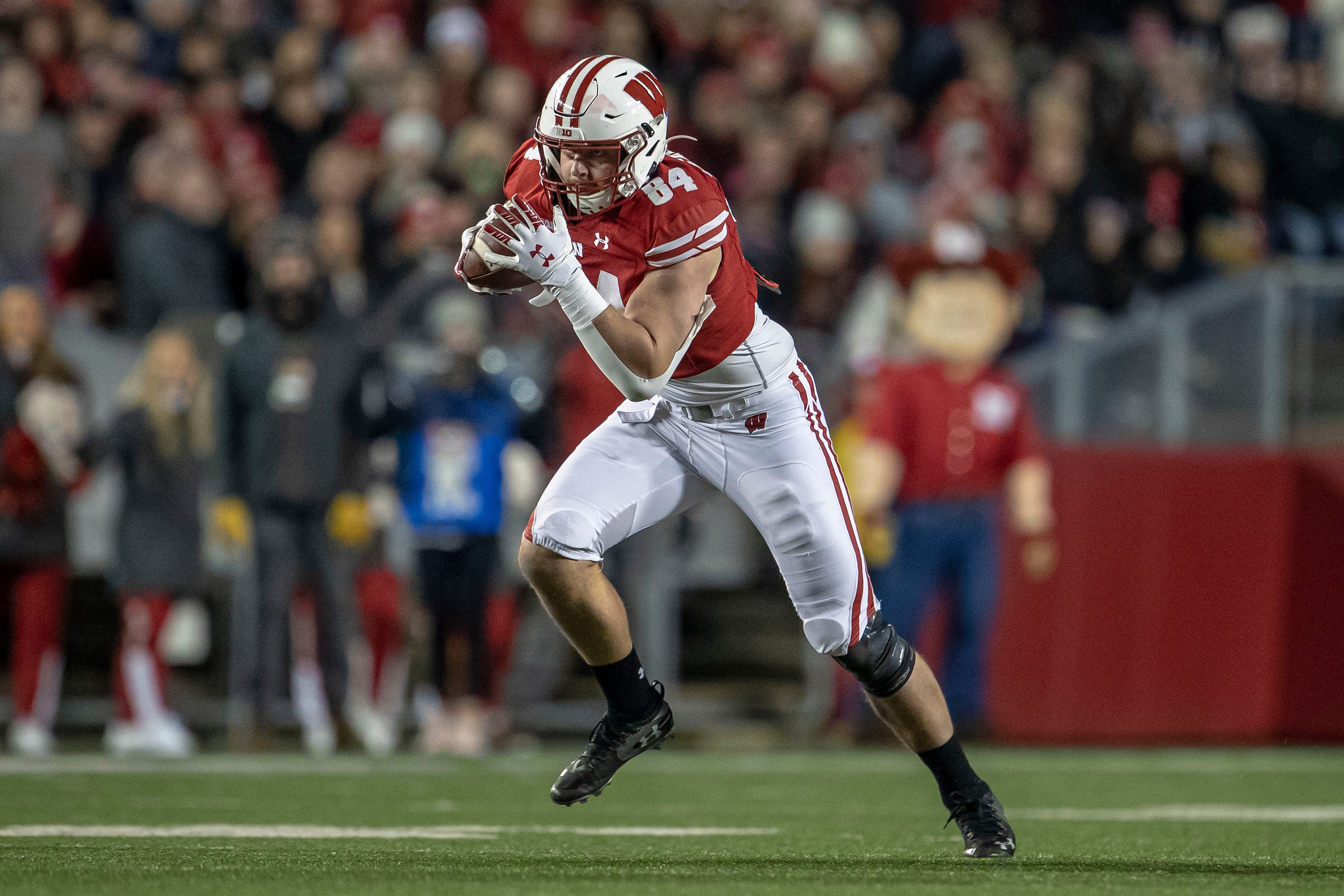 MADISON, WI - NOVEMBER 20: Wisconsin Badgers tight end Jake Ferguson (84) in action durning a college football game between the Nebraska Cornhuskers and the Wisconsin Badgers on November 20th, 2021 at Camp Randall Stadium in Madison, WI. (Photo by Dan Sanger/Icon Sportswire via Getty Images)