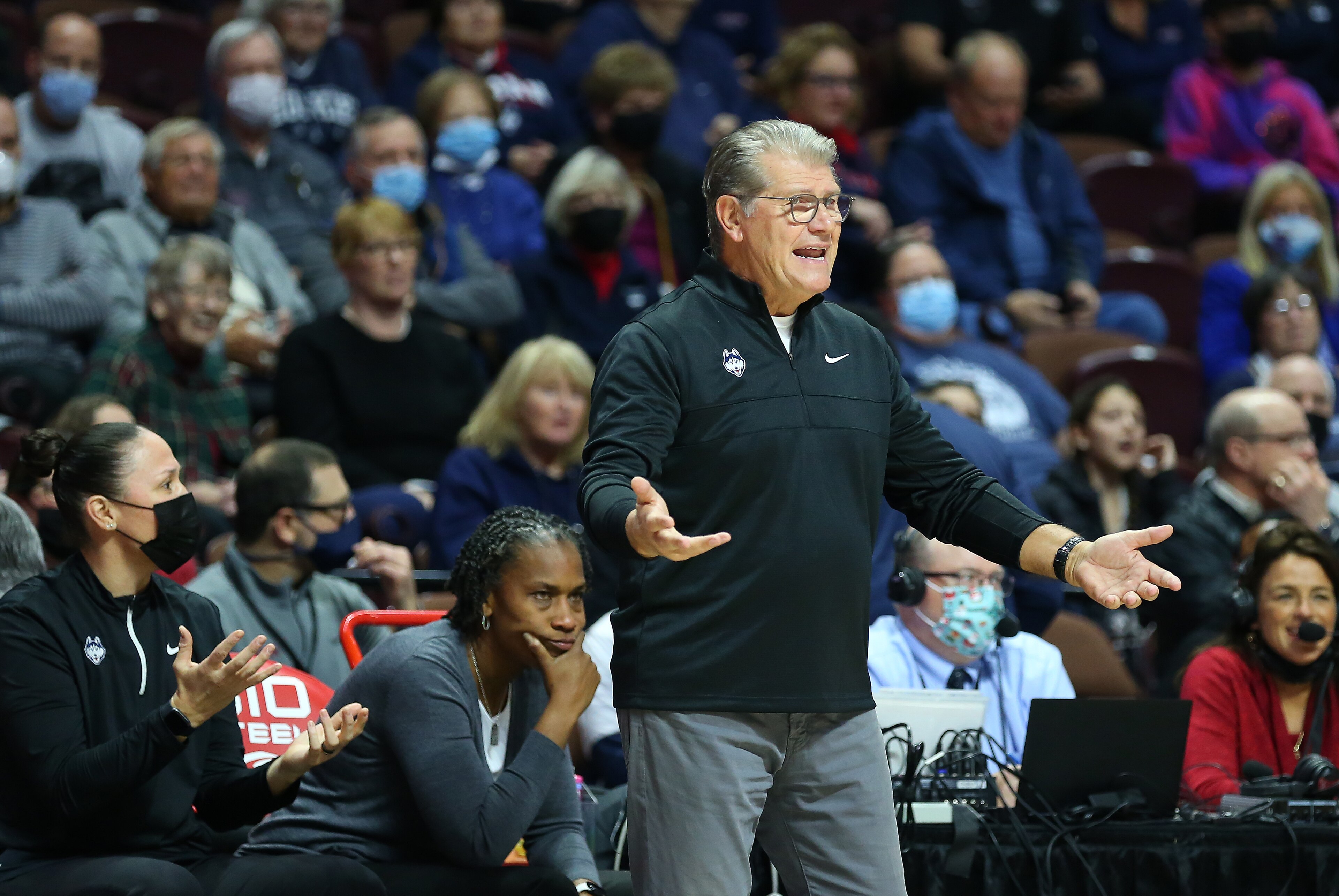 UNCASVILLE, CT - DECEMBER 19: UConn Huskies head coach Geno Auriemma reacts during the Basketball Hall of Fame Women's Showcase game between UConn Huskies and Louisville Cardinals on December 19, 2021, at Mohegan Sun Arena in Uncasville, CT. (Photo by M. Anthony Nesmith/Icon Sportswire via Getty Images) UNCASVILLE, CT - DECEMBER 19: UConn Huskies head coach Geno Auriemma reacts during the Basketball Hall of Fame Women's Showcase game between UConn Huskies and Louisville Cardinals on December 19, 2021, at Mohegan Sun Arena in Uncasville, CT. (Photo by M. Anthony Nesmith/Icon Sportswire via Getty Images)