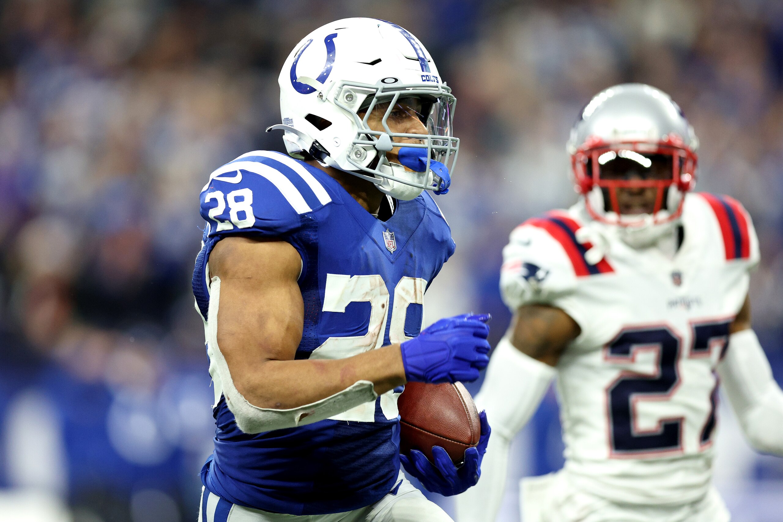 INDIANAPOLIS, INDIANA - DECEMBER 18: Jonathan Taylor #28 of the Indianapolis Colts rushes for a touchdown during the fourth quarter against the New England Patriots  at Lucas Oil Stadium on December 18, 2021 in Indianapolis, Indiana. (Photo by Andy Lyons/Getty Images)