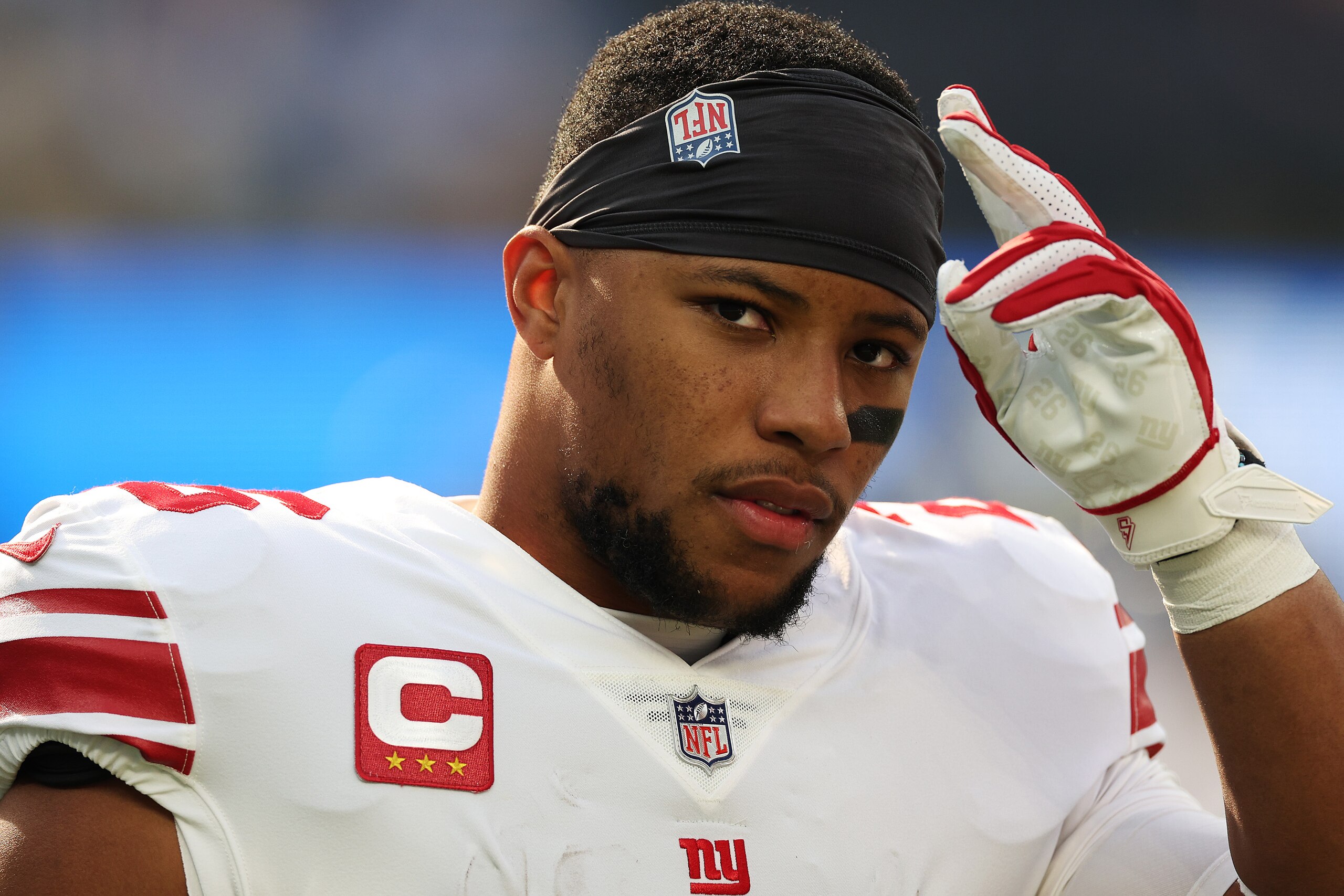 INGLEWOOD, CALIFORNIA - DECEMBER 12: Saquon Barkley #26 of the New York Giants on the field before the game against the Los Angeles Chargers at SoFi Stadium on December 12, 2021 in Inglewood, California. (Photo by Harry How/Getty Images)