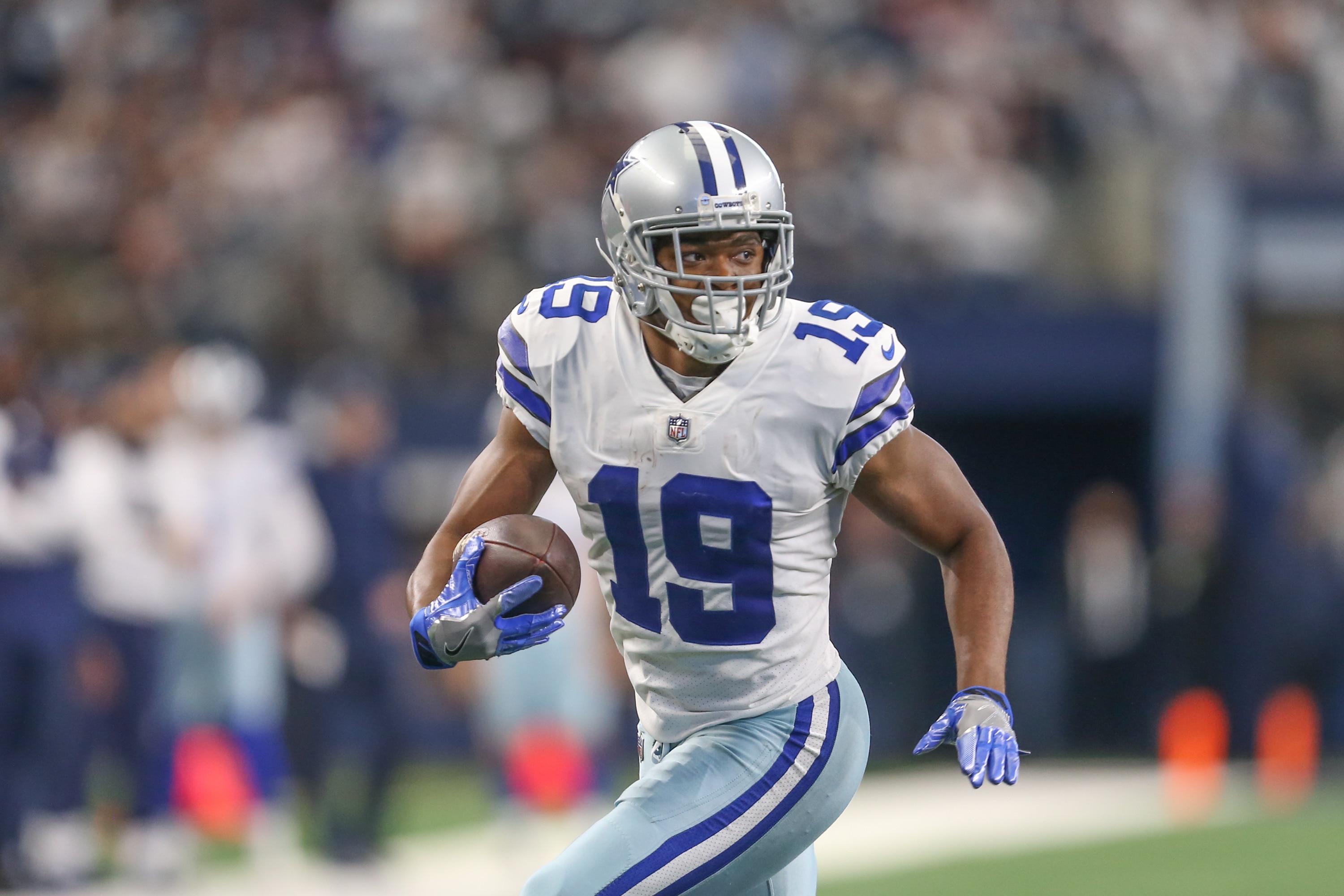 ARLINGTON, TX - NOVEMBER 14: Dallas Cowboys Wide Receiver Amari Cooper (19) runs after a catch during the game between the Dallas Cowboys and Atlanta Falcons on November 14, 2021 at AT&T Stadium in Arlington, TX. (Photo by George Walker/Icon Sportswire via Getty Images)