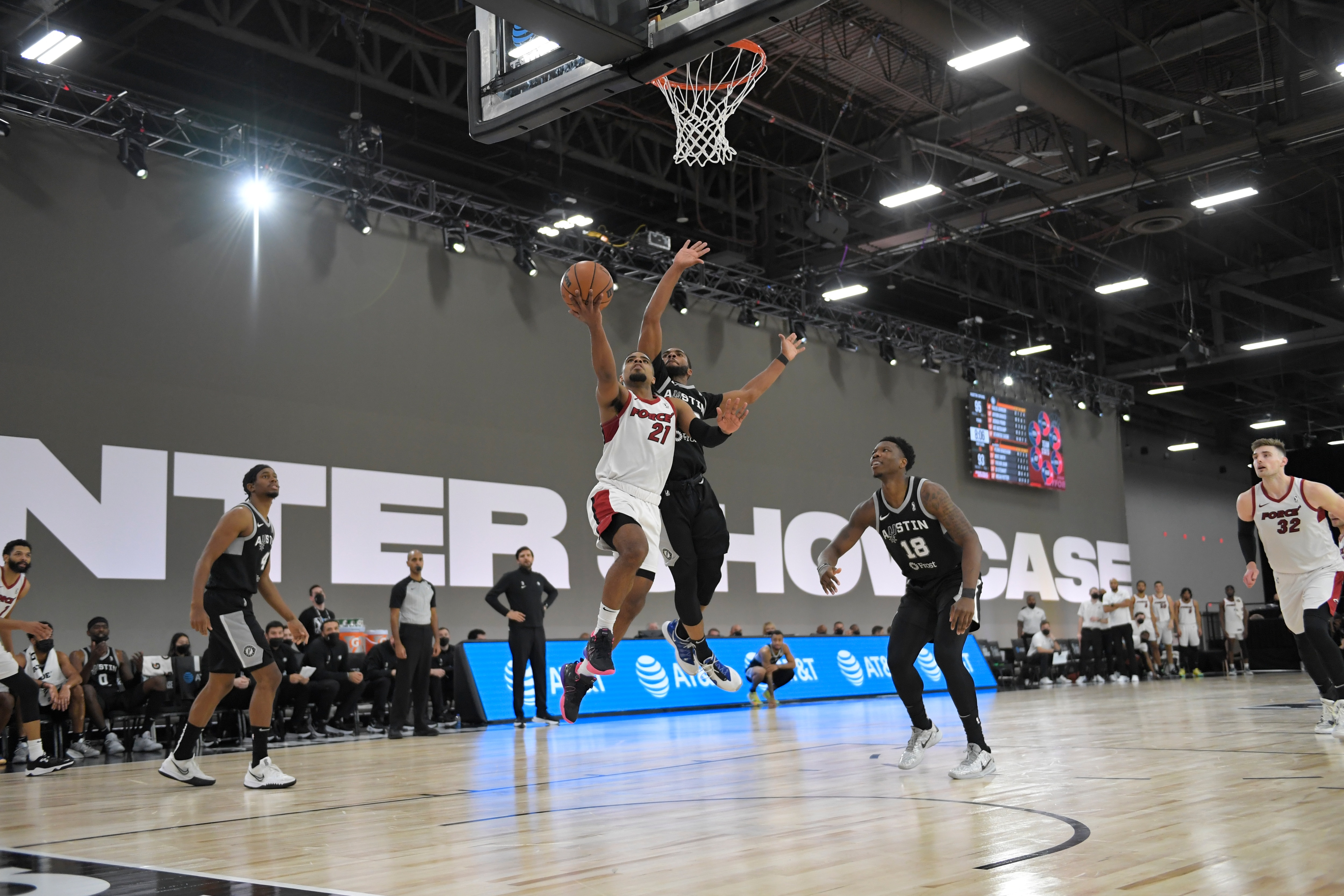 LAS VEGAS, NV - DECEMBER 22: Mike Smith #21 of the Sioux Falls Skyforce drives to the basket during the game against the Austin Spurs during the 2021 G League Winter Showcase at the Mandalay Bay on December 22, 2021 in Las Vegas, Nevada. NOTE TO USER: User expressly acknowledges and agrees that, by downloading and or using this photograph, User is consenting to the terms and conditions of the Getty Images License Agreement. Mandatory Copyright Notice: Copyright 2021 NBAE (Photo by David Becker/NBAE via Getty Images)