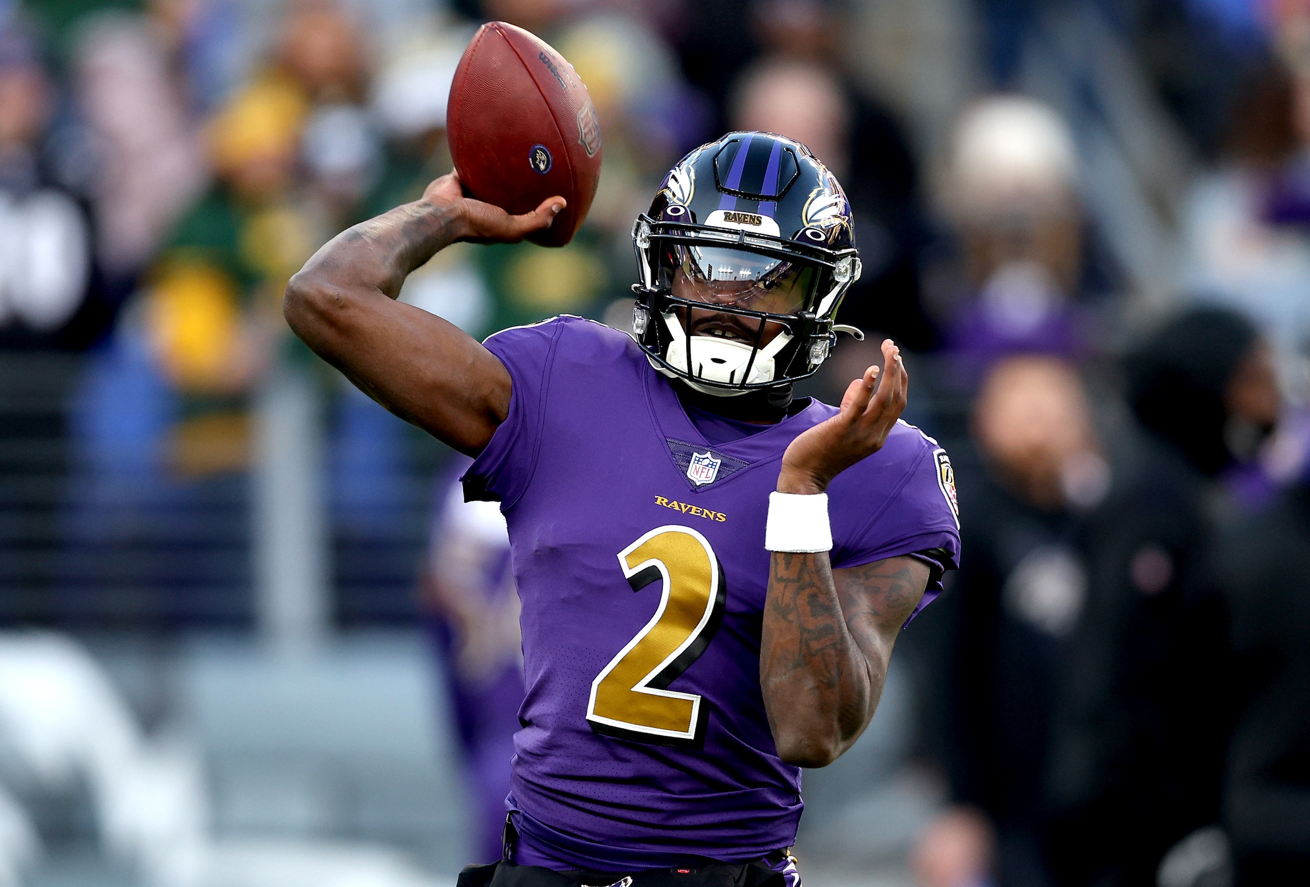 BALTIMORE, MARYLAND - DECEMBER 19: Tyler Huntley #2 of the Baltimore Ravens throws the ball during warm-up before the game against the Green Bay Packers at M&T Bank Stadium on December 19, 2021 in Baltimore, Maryland. (Photo by Patrick Smith/Getty Images)