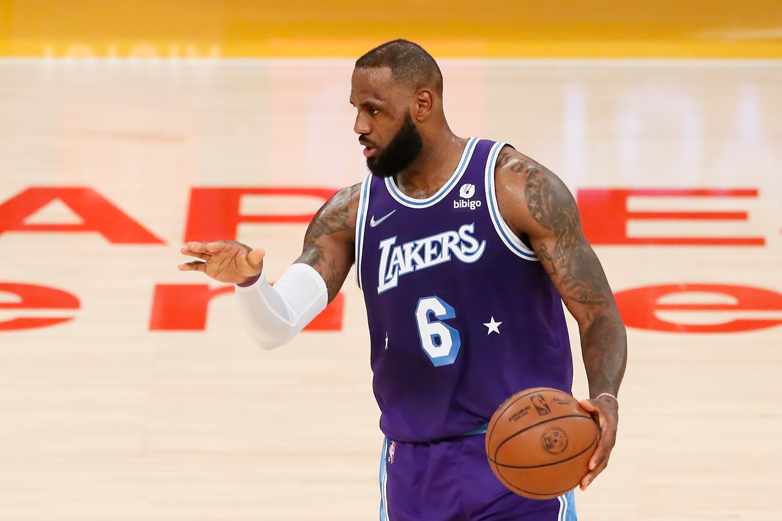LOS ANGELES, CA - DECEMBER 23: LeBron James #6 of the Los Angeles Lakers dribbles the ball during a game at the STAPLES Center on December 23, 2021 in Los Angeles, California. NOTE TO USER: User expressly acknowledges and agrees that, by downloading and or using this photograph, User is consenting to the terms and conditions of the Getty Images License Agreement. Mandatory Credit: 2021 NBAE (Photo by Chris Elise/NBAE via Getty Images)