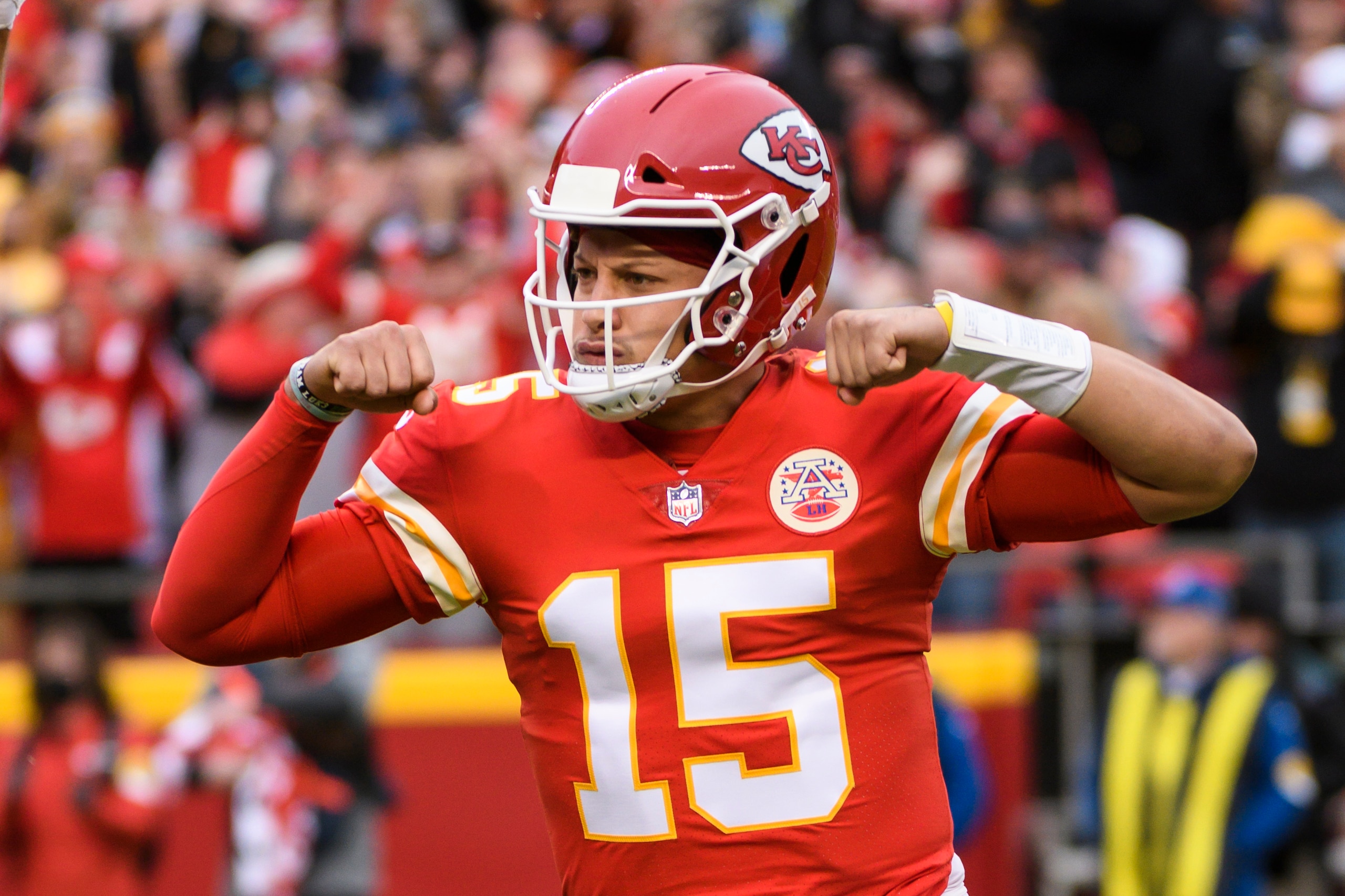 Kansas City Chiefs quarterback Patrick Mahomes a touchdown pass during the first half during an NFL football game against the Pittsburgh Steelers, Sunday, Dec. 26, 2021 in Kansas City, Mo. (AP Photo/Reed Hoffmann)